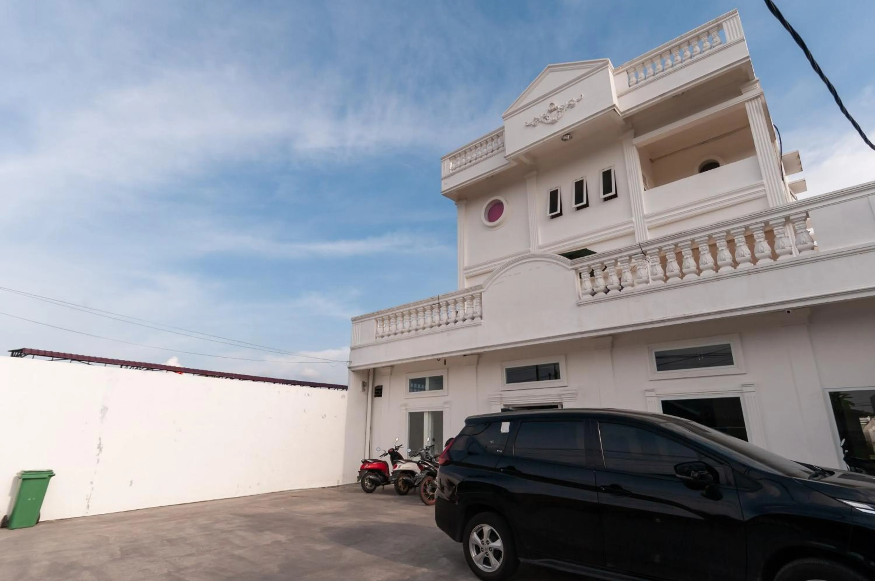 Parking in RedDoorz near UISU teladan Medan