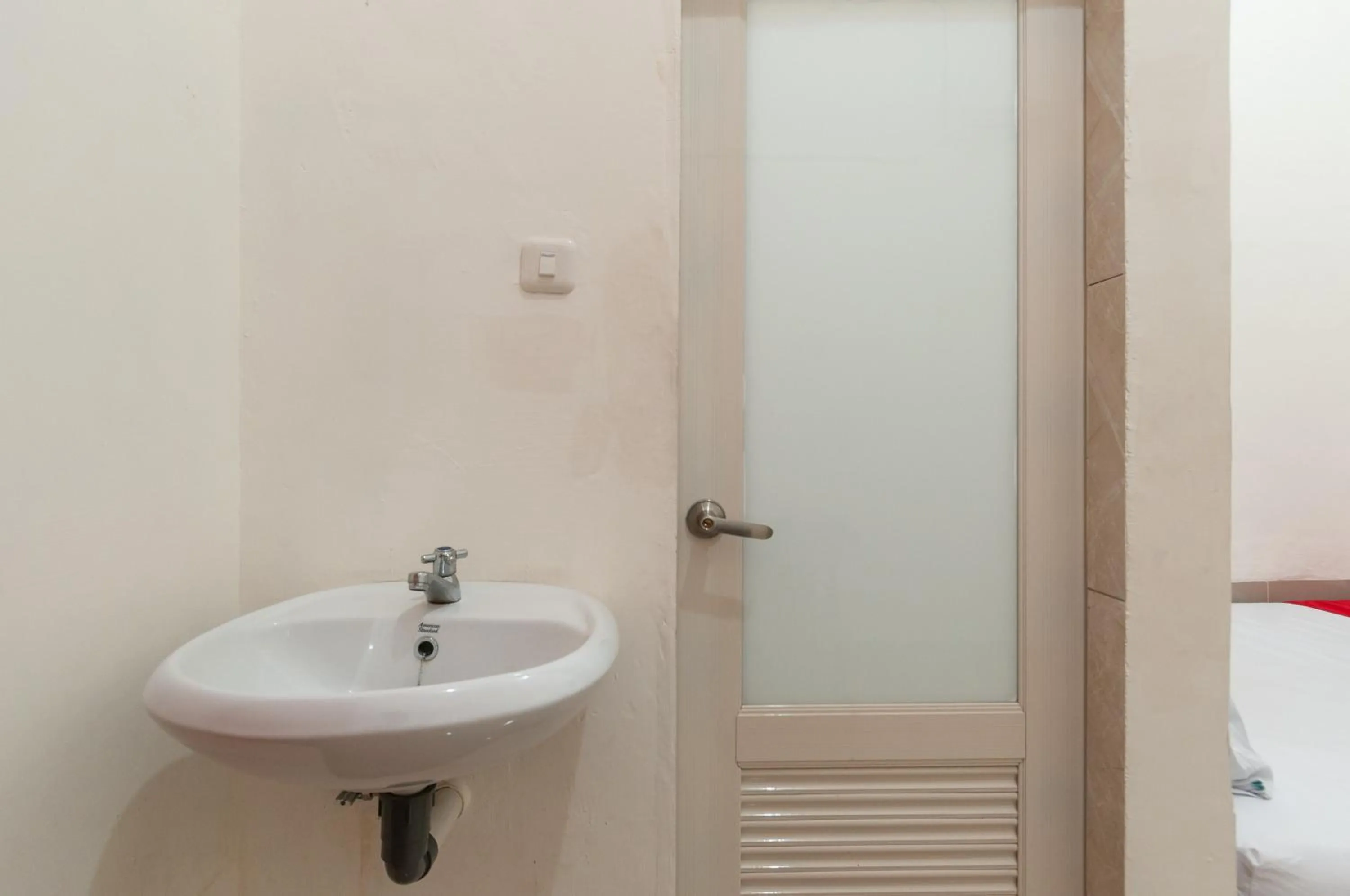 Bathroom in RedDoorz near UISU teladan Medan