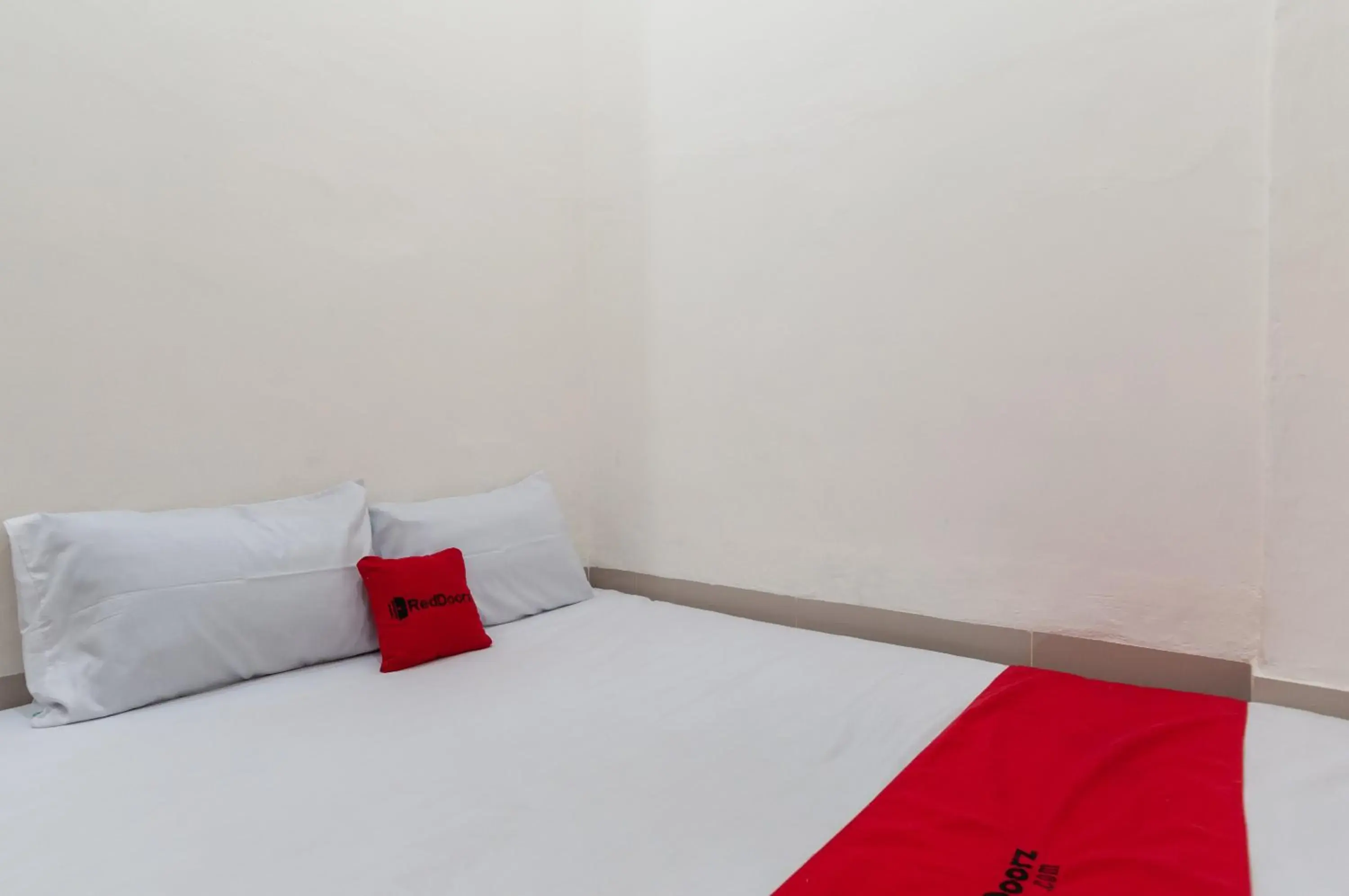Bed in RedDoorz near UISU teladan Medan Bed in RedDoorz near UISU teladan Medan