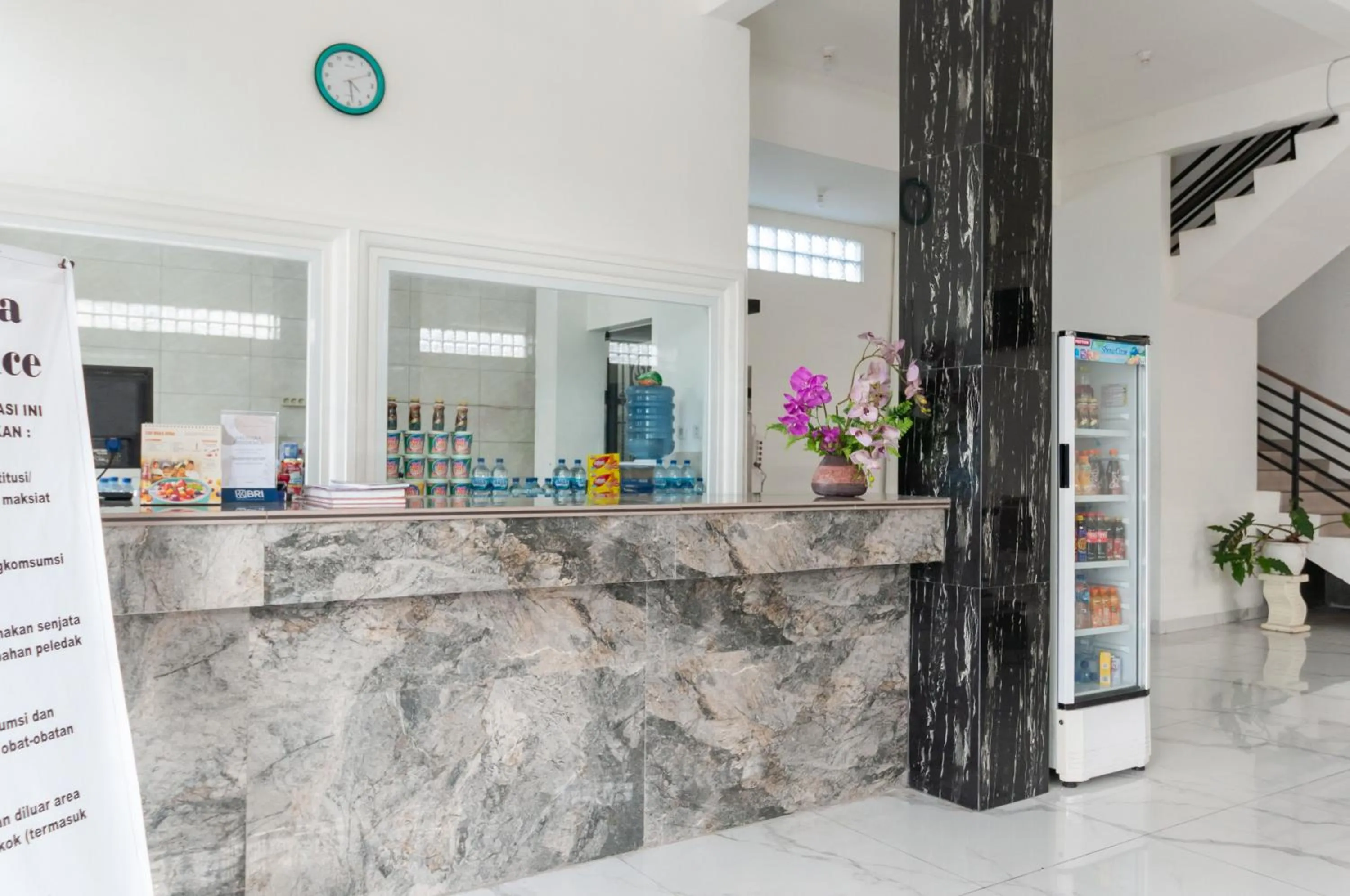 Lobby or reception in RedDoorz near UISU teladan Medan