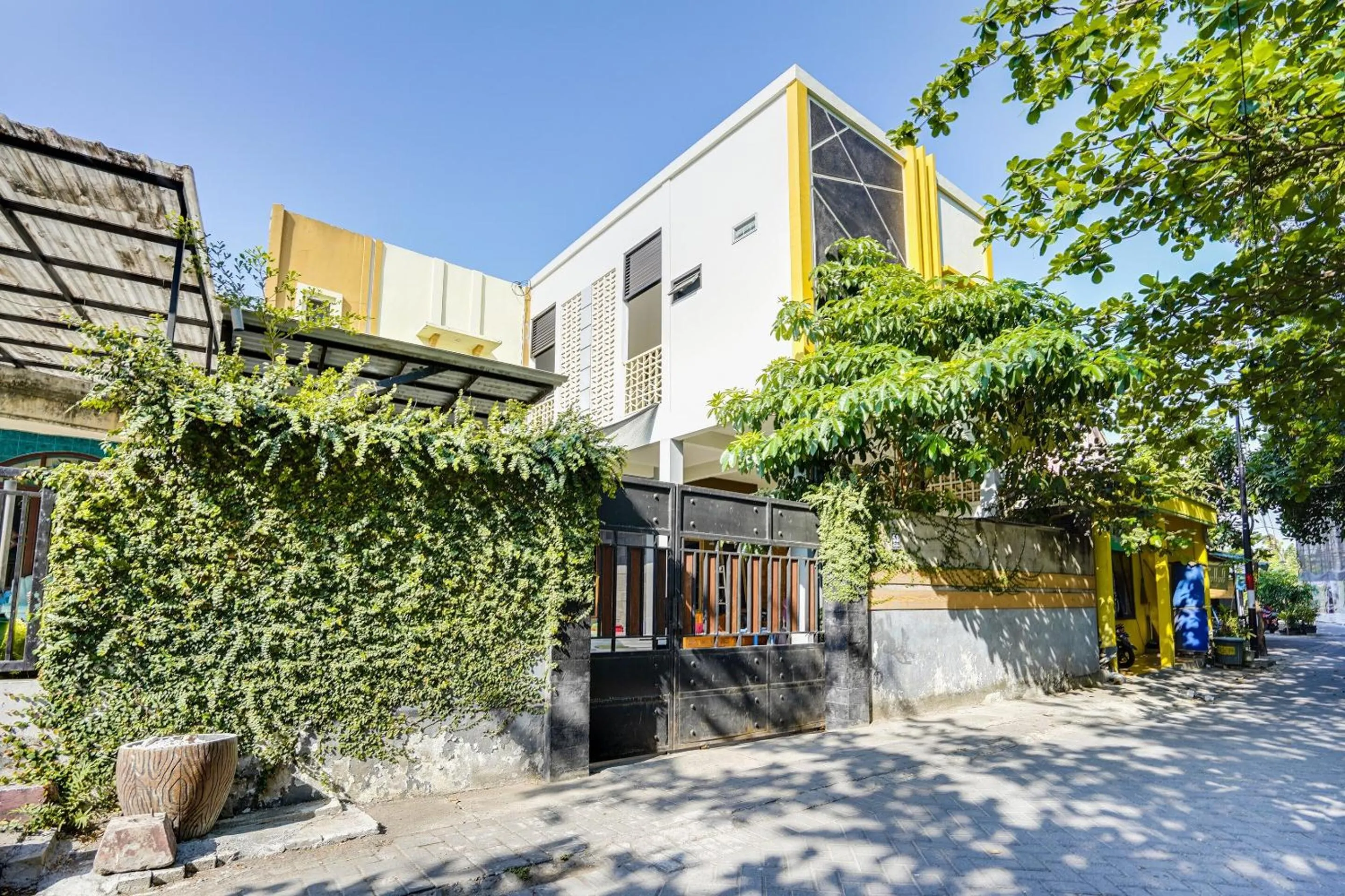 Facade/entrance in Hotel O Rumah Kost Gresik Syariah