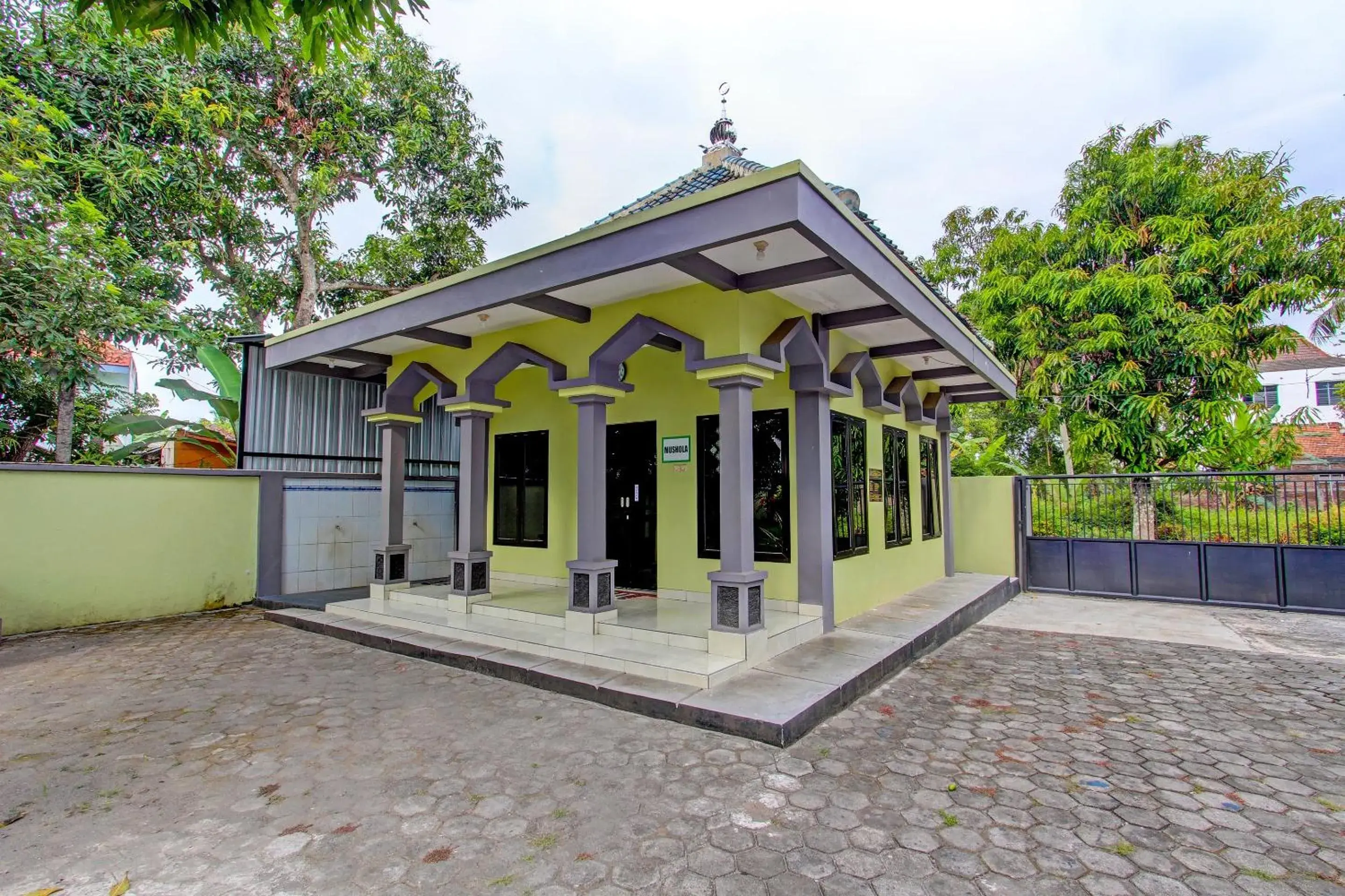 Facade/entrance in Hotel O Wisma Pkpri Purworejo Facade/entrance in Hotel O Wisma Pkpri Purworejo