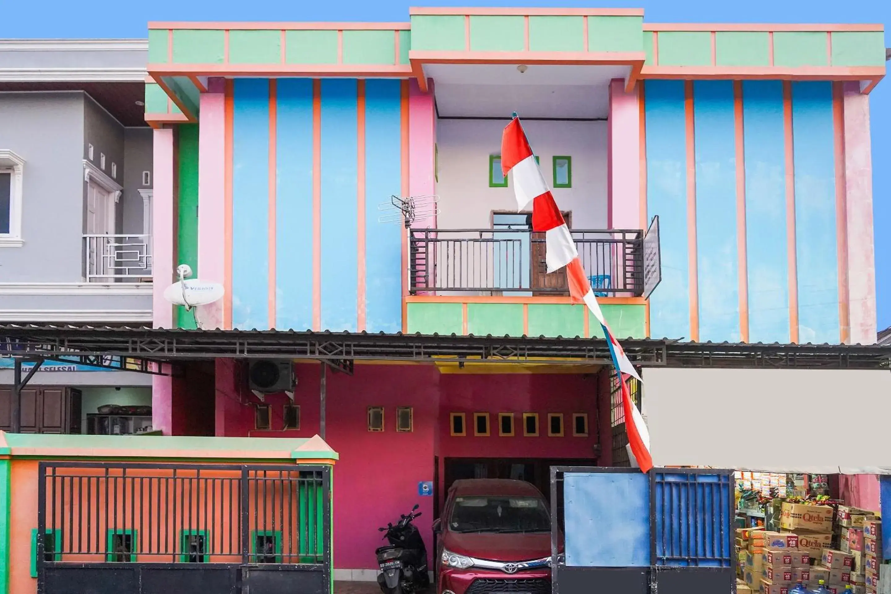 Facade/entrance in Hotel O Pondok Hikmah Makassar Facade/entrance in Hotel O Pondok Hikmah Makassar