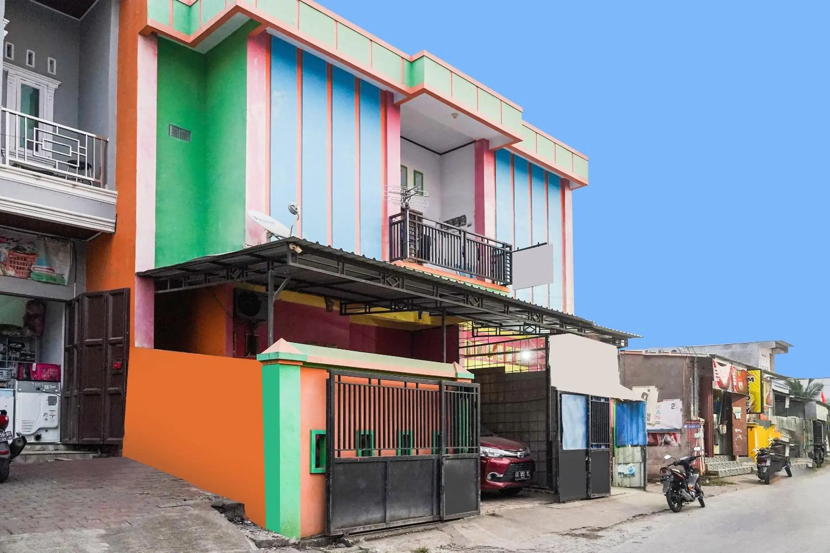 Facade/entrance in Hotel O Pondok Hikmah Makassar Facade/entrance in Hotel O Pondok Hikmah Makassar