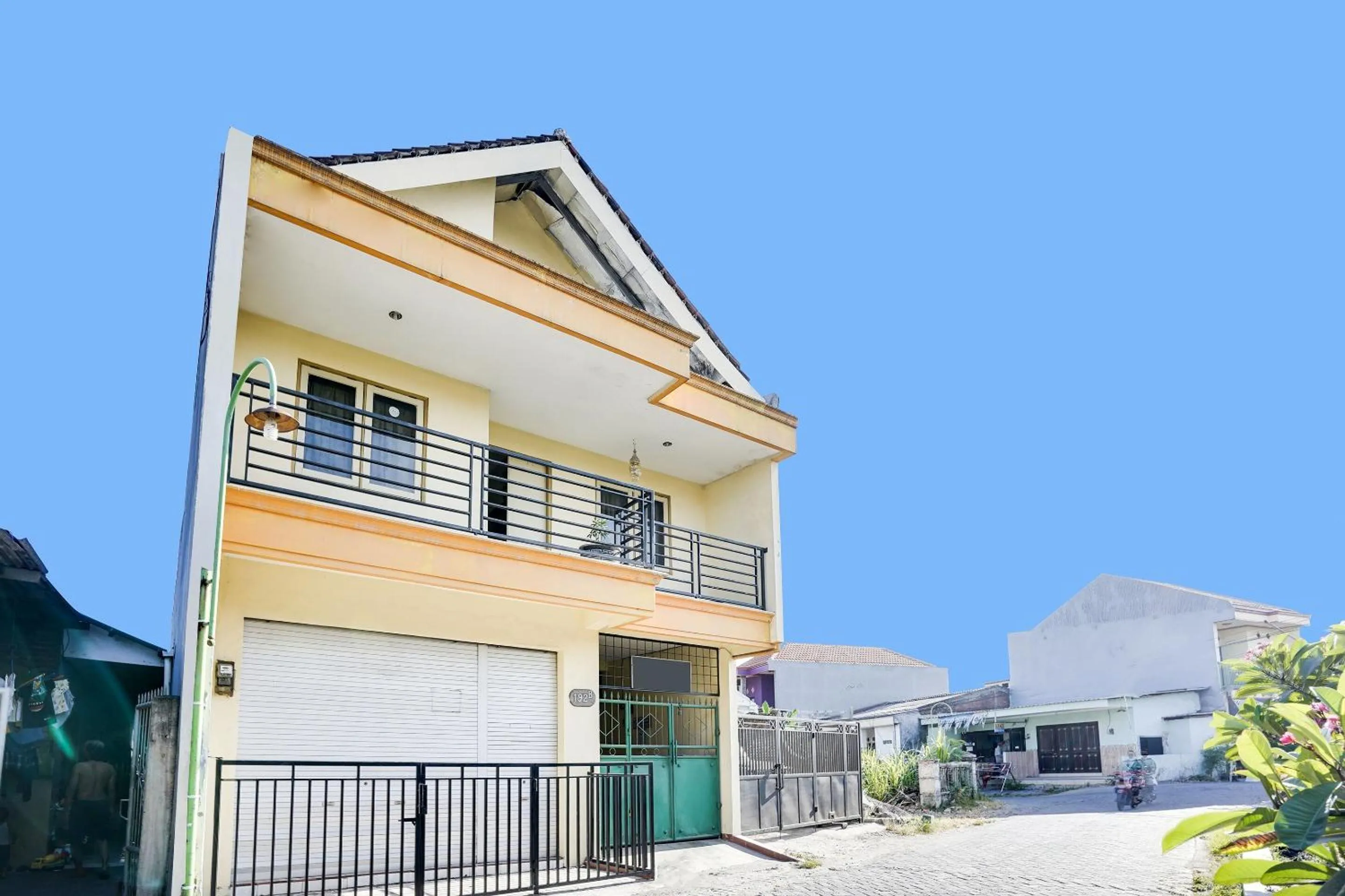 Facade/entrance in Hotel O Kost Nusantara Sidoarjo Syariah