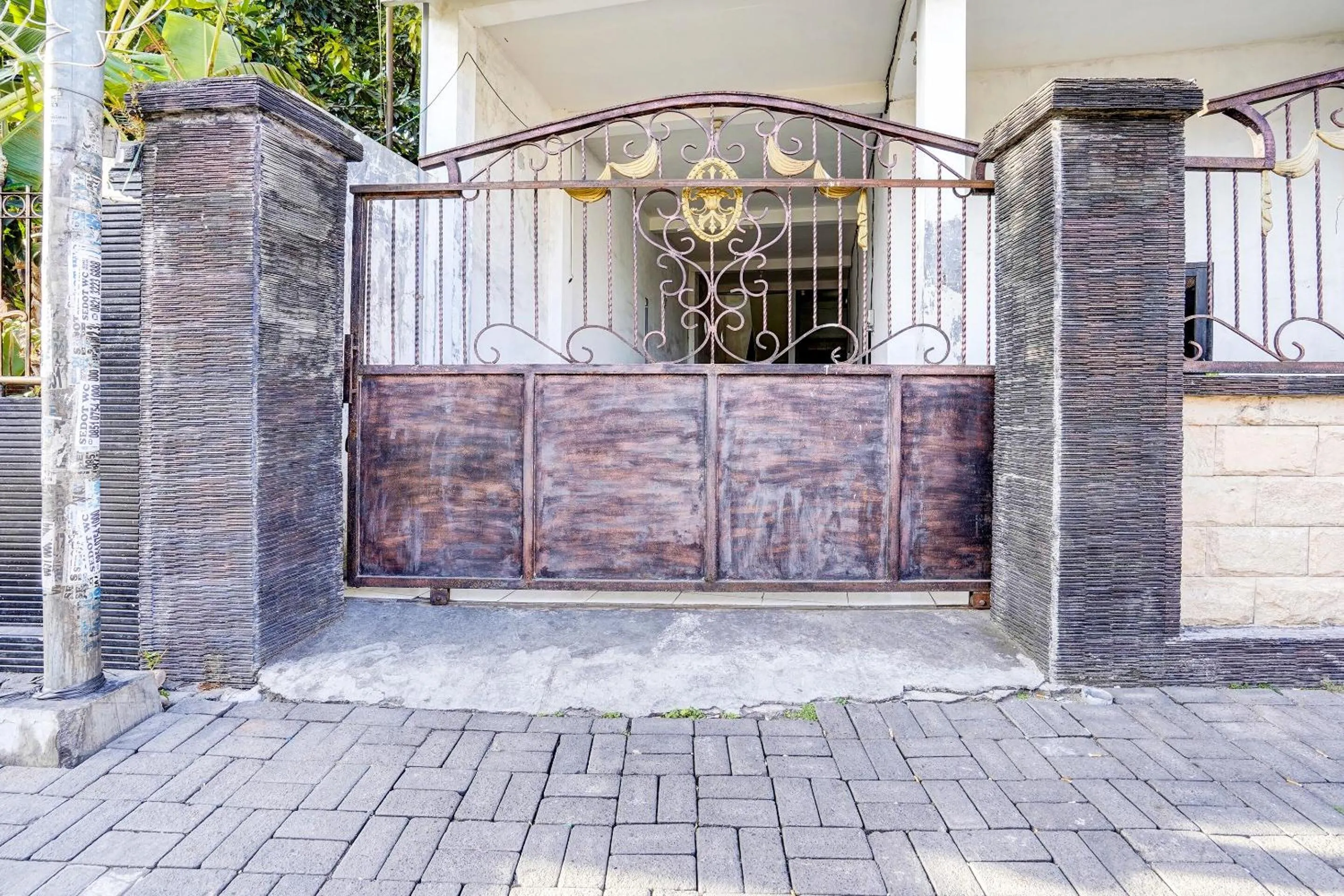 Facade/entrance in Hotel O Kost Umik Sidoarjo Syariah