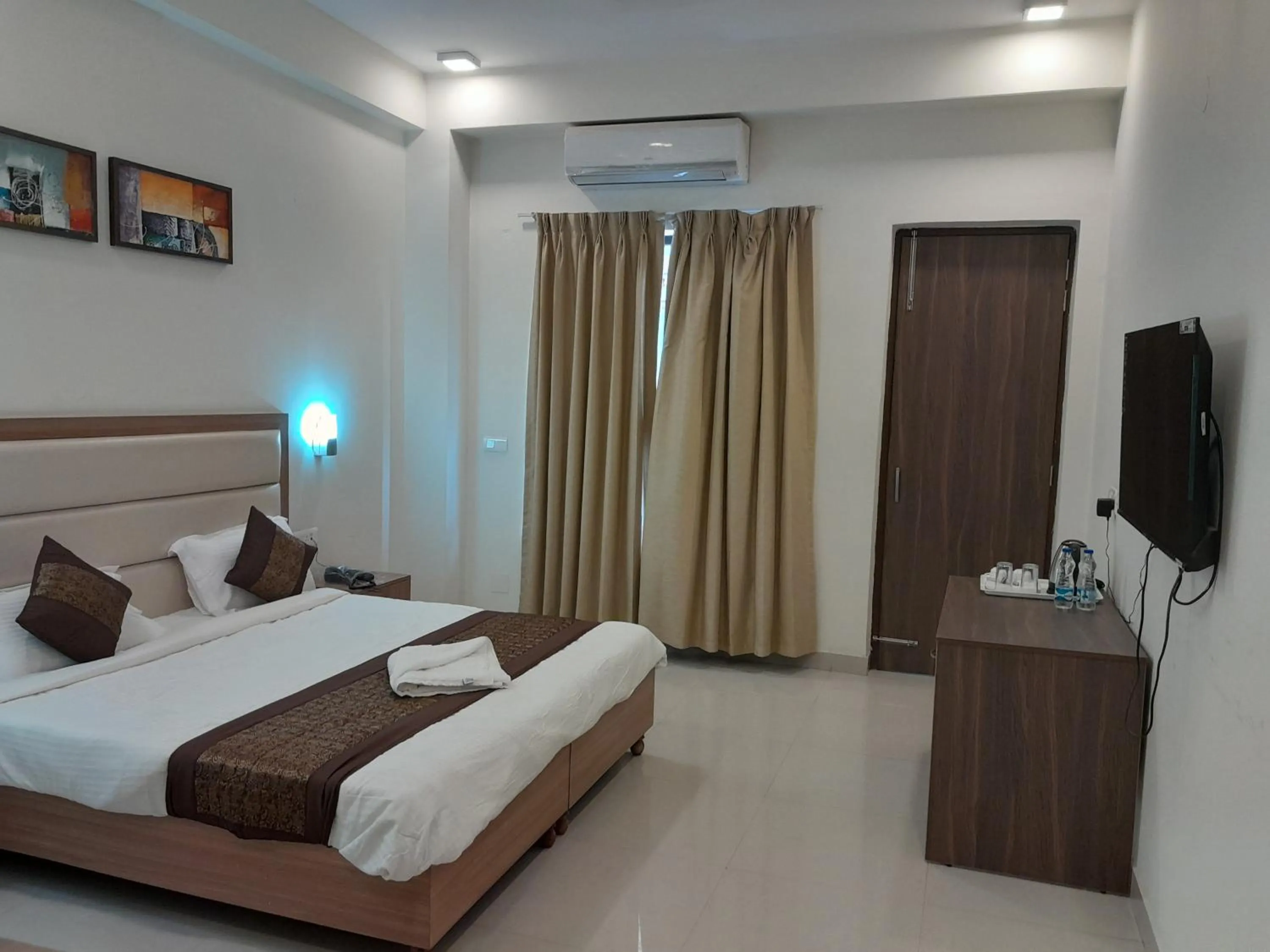 TV and multimedia, Bed in Hotel The Luxem