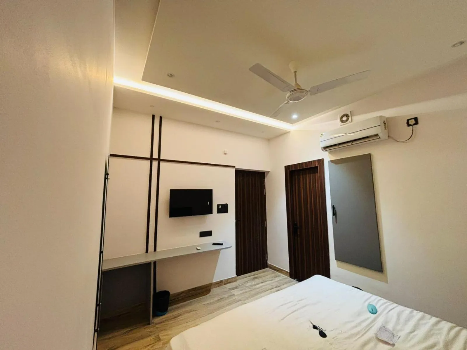 Communal lounge/ TV room, Bed in Hotel Taj Way by Jyoti Villa