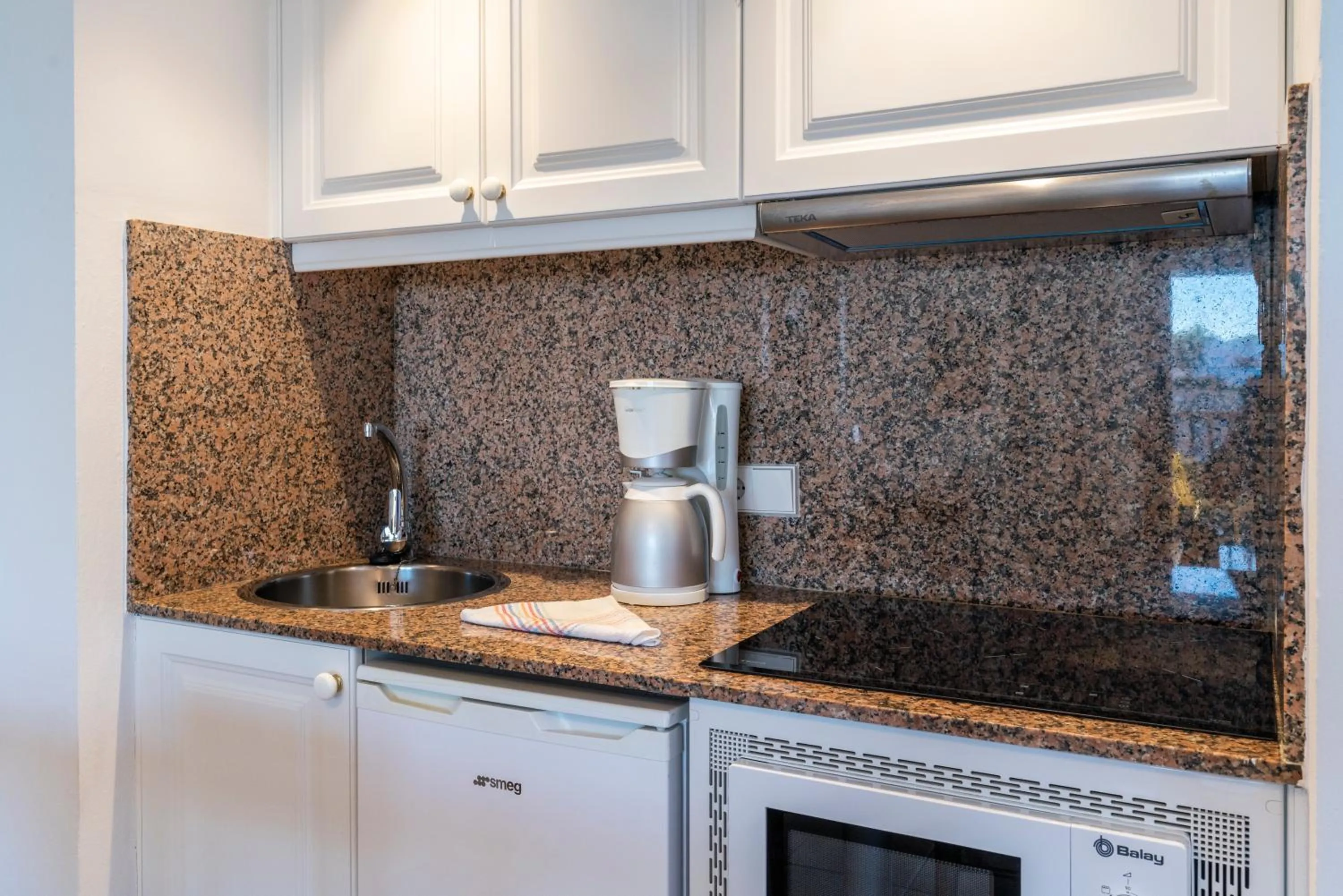 Kitchen or kitchenette in Calallonga Hotel Menorca