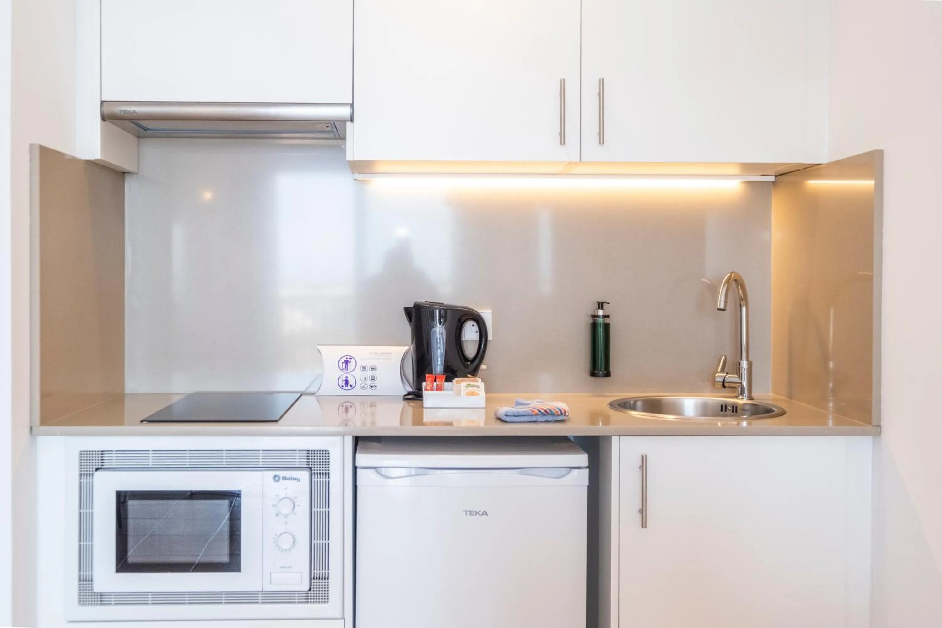 Kitchen or kitchenette in Calallonga Hotel Menorca