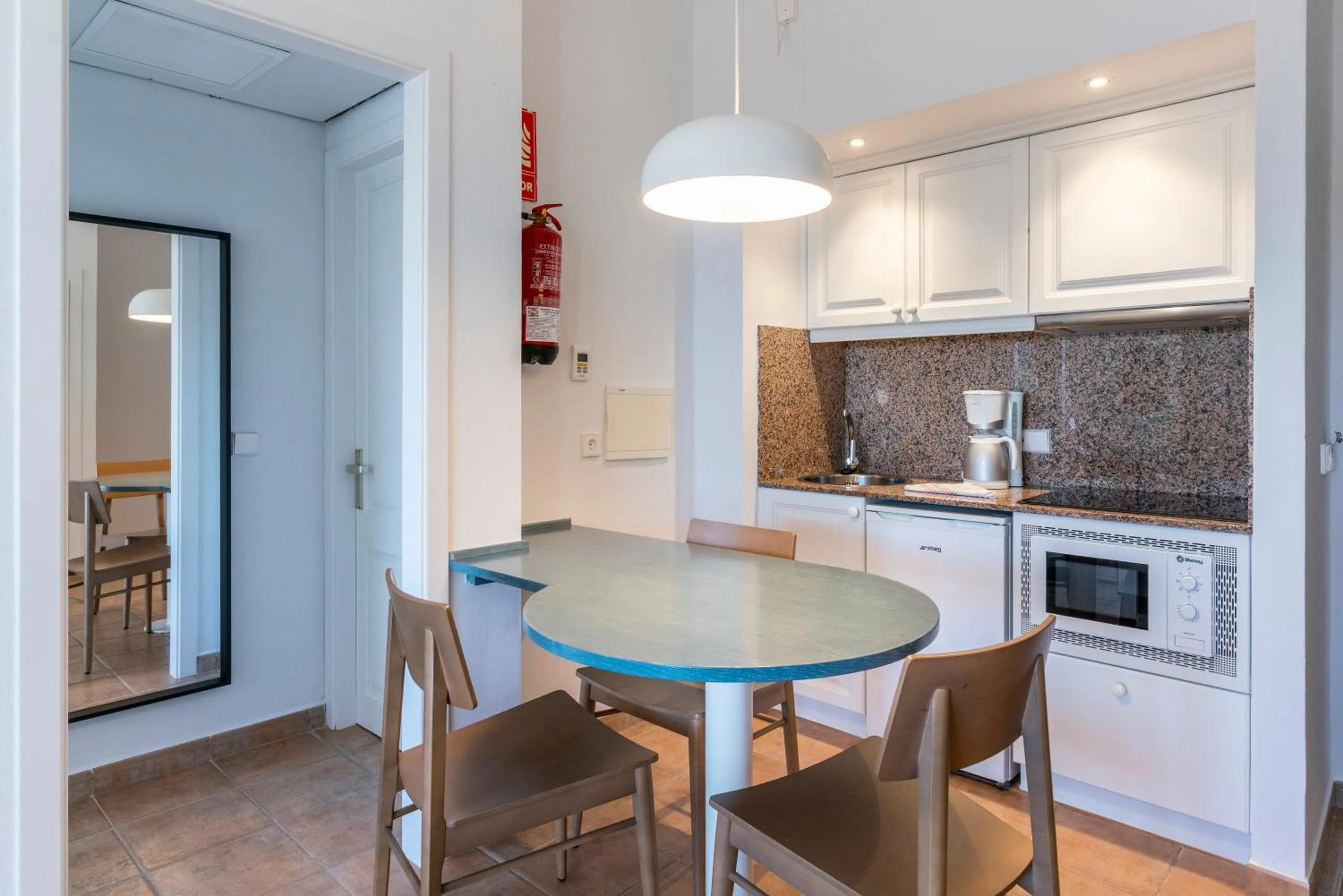 Kitchen or kitchenette in Calallonga Hotel Menorca