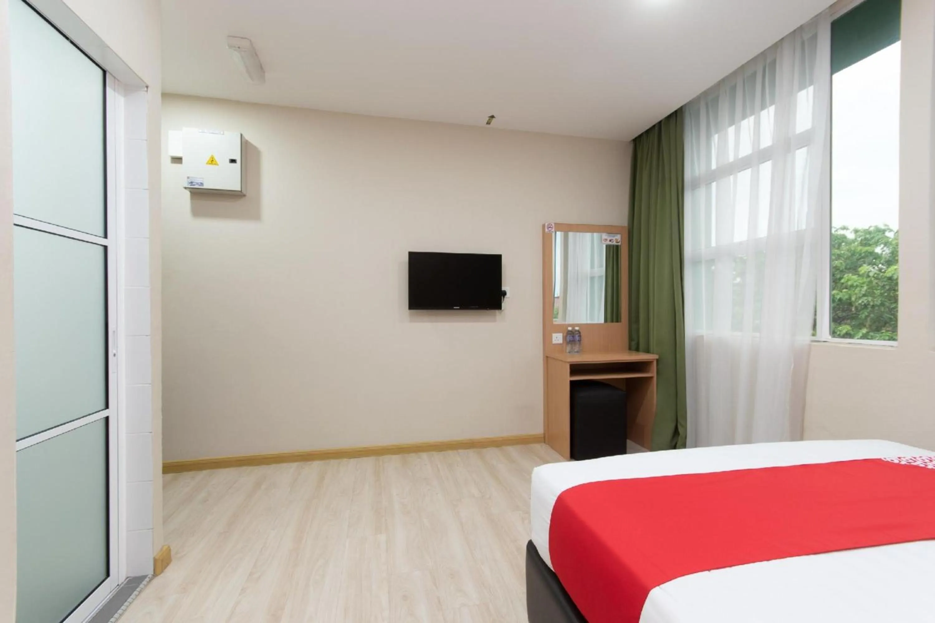 Bedroom in Capital O 89344 Labuan Avenue Hotel