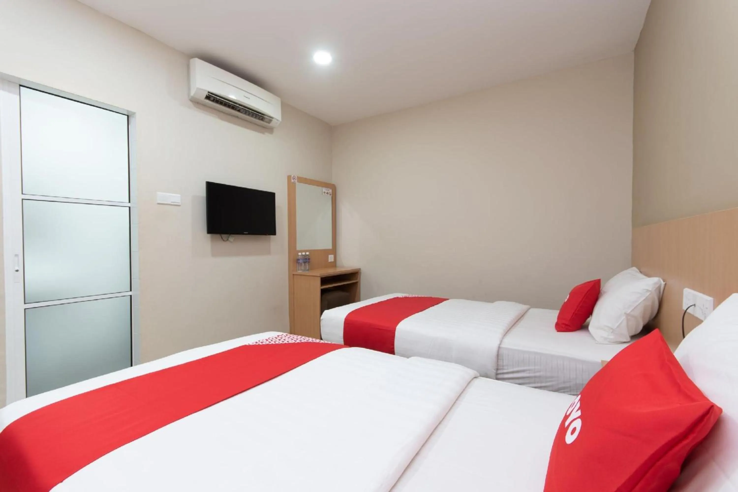 Bedroom in Capital O 89344 Labuan Avenue Hotel