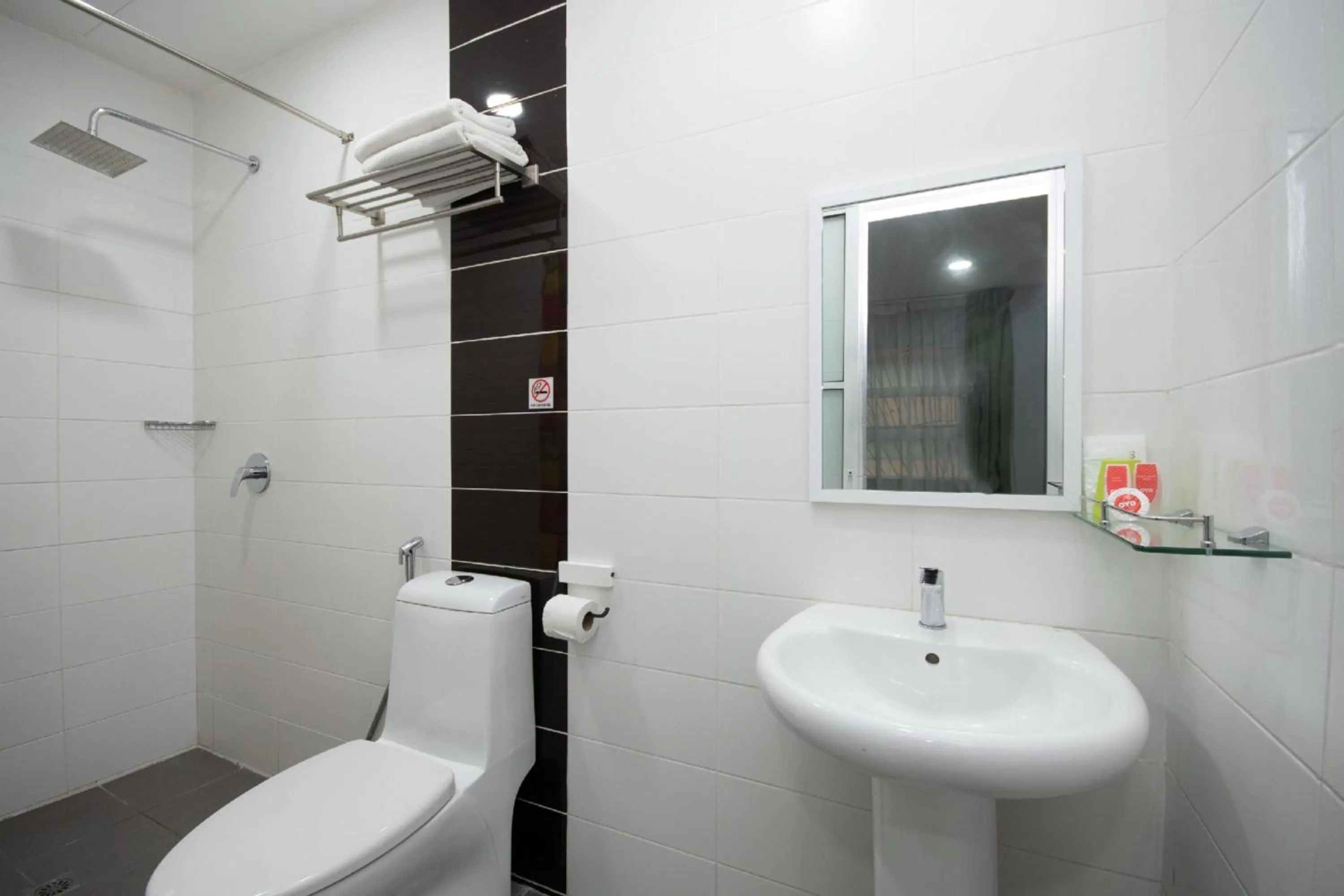 Bathroom in Capital O 89344 Labuan Avenue Hotel
