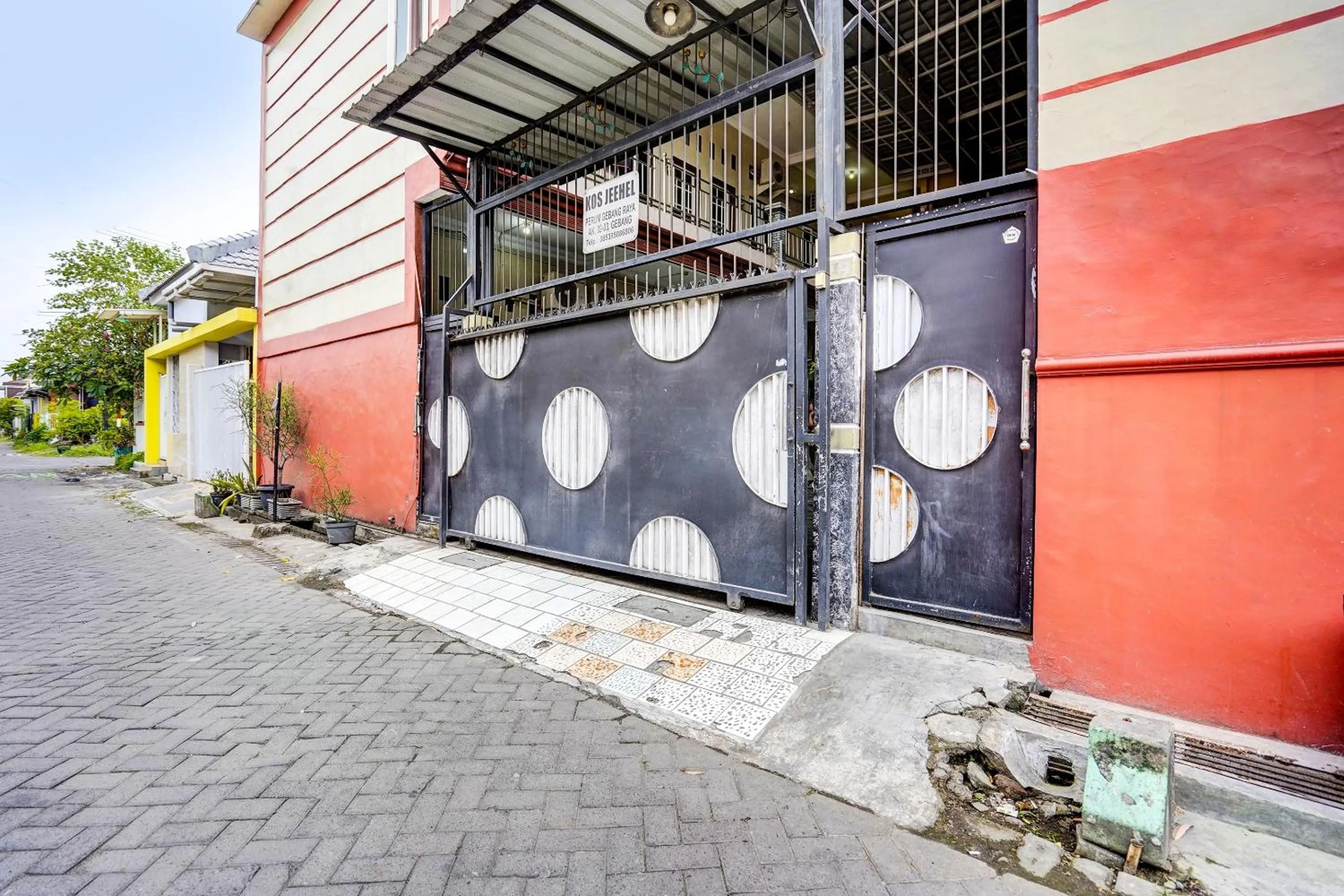 Facade/entrance in OYO 91795 Kos Jeehel Syariah