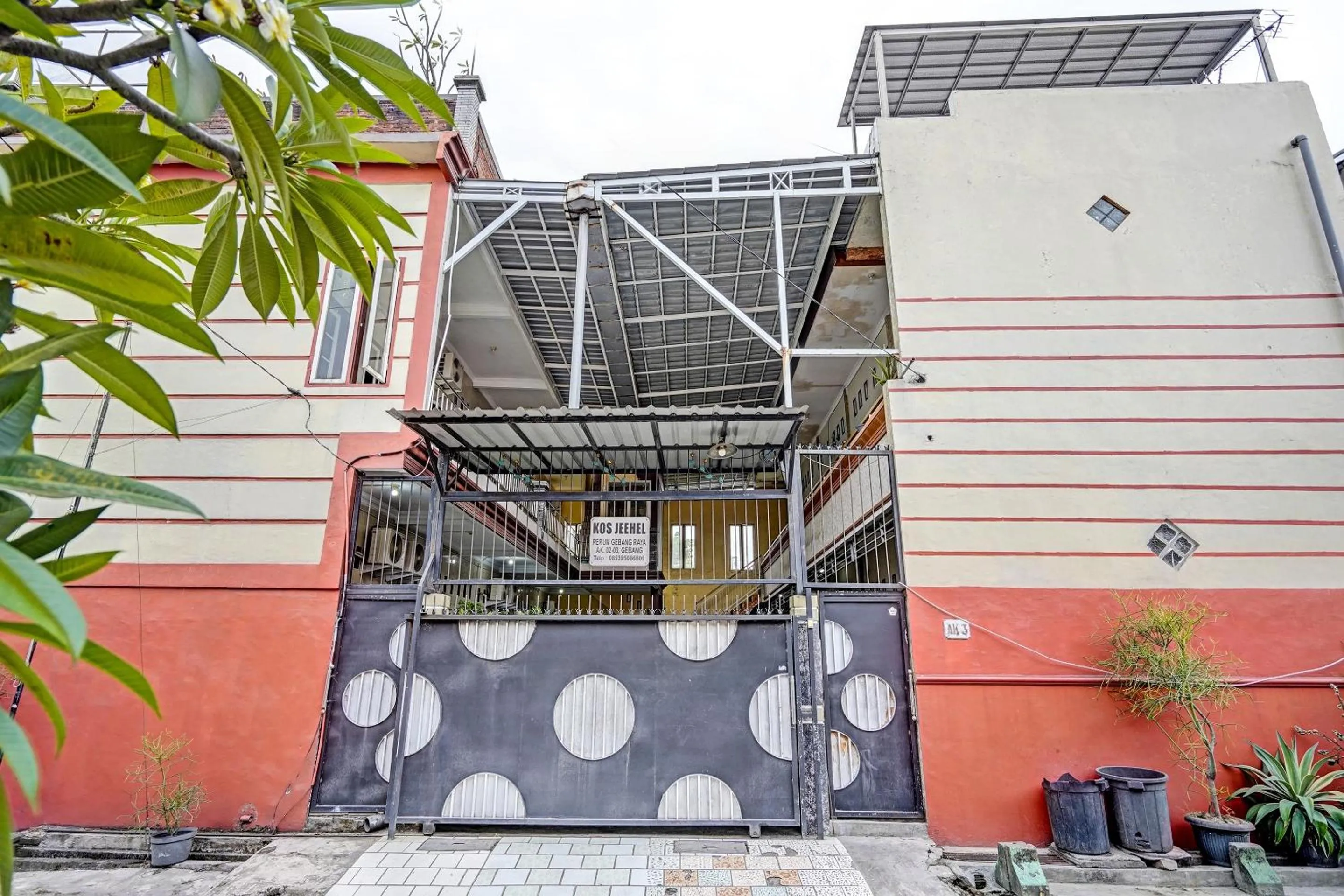 Facade/entrance in OYO 91795 Kos Jeehel Syariah