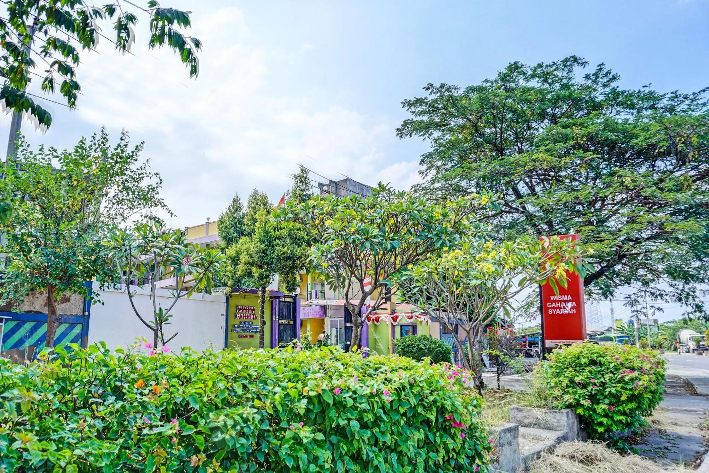 Facade/entrance in OYO 91796 Guest House Ghalta Syariah