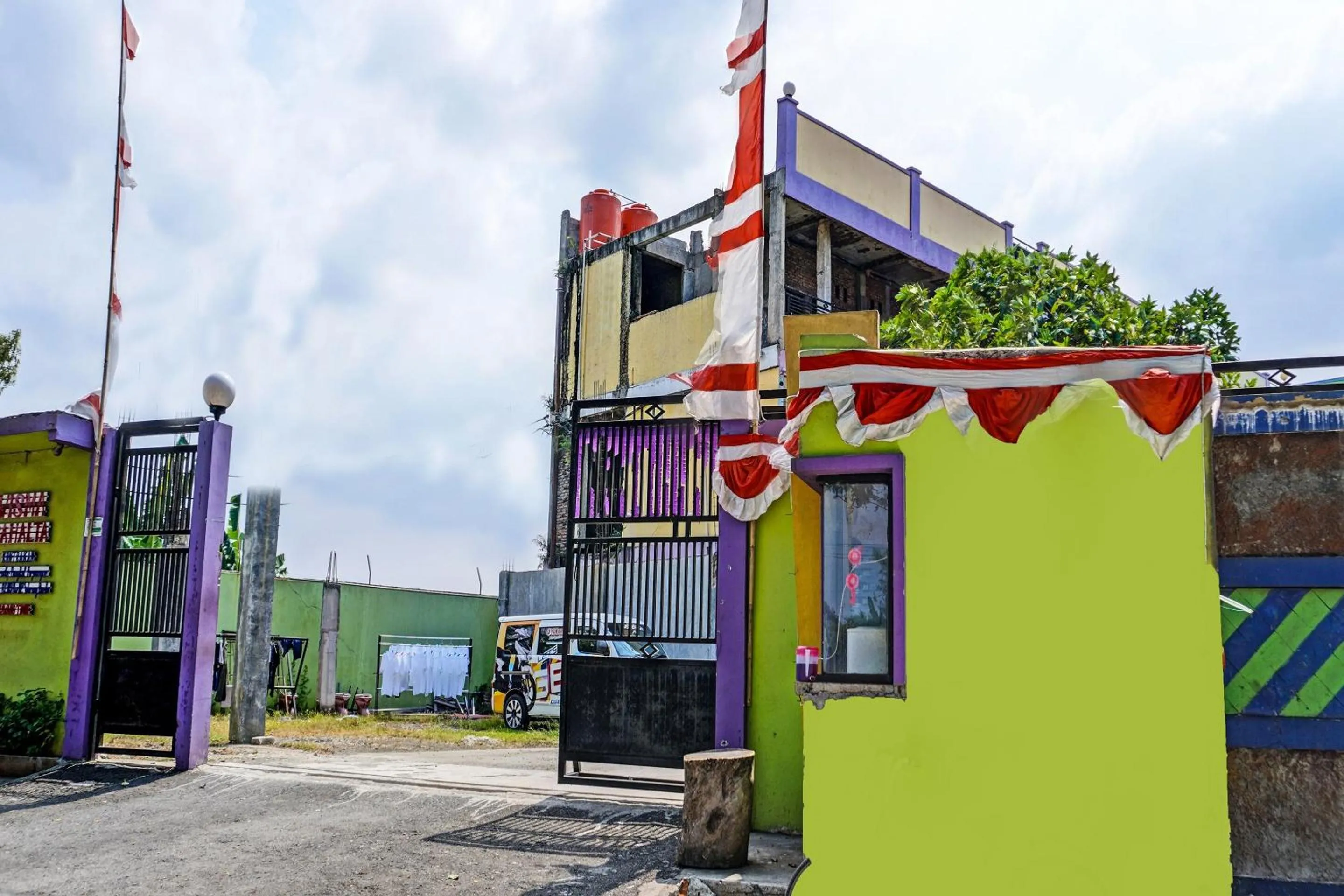 Facade/entrance in OYO 91796 Guest House Ghalta Syariah