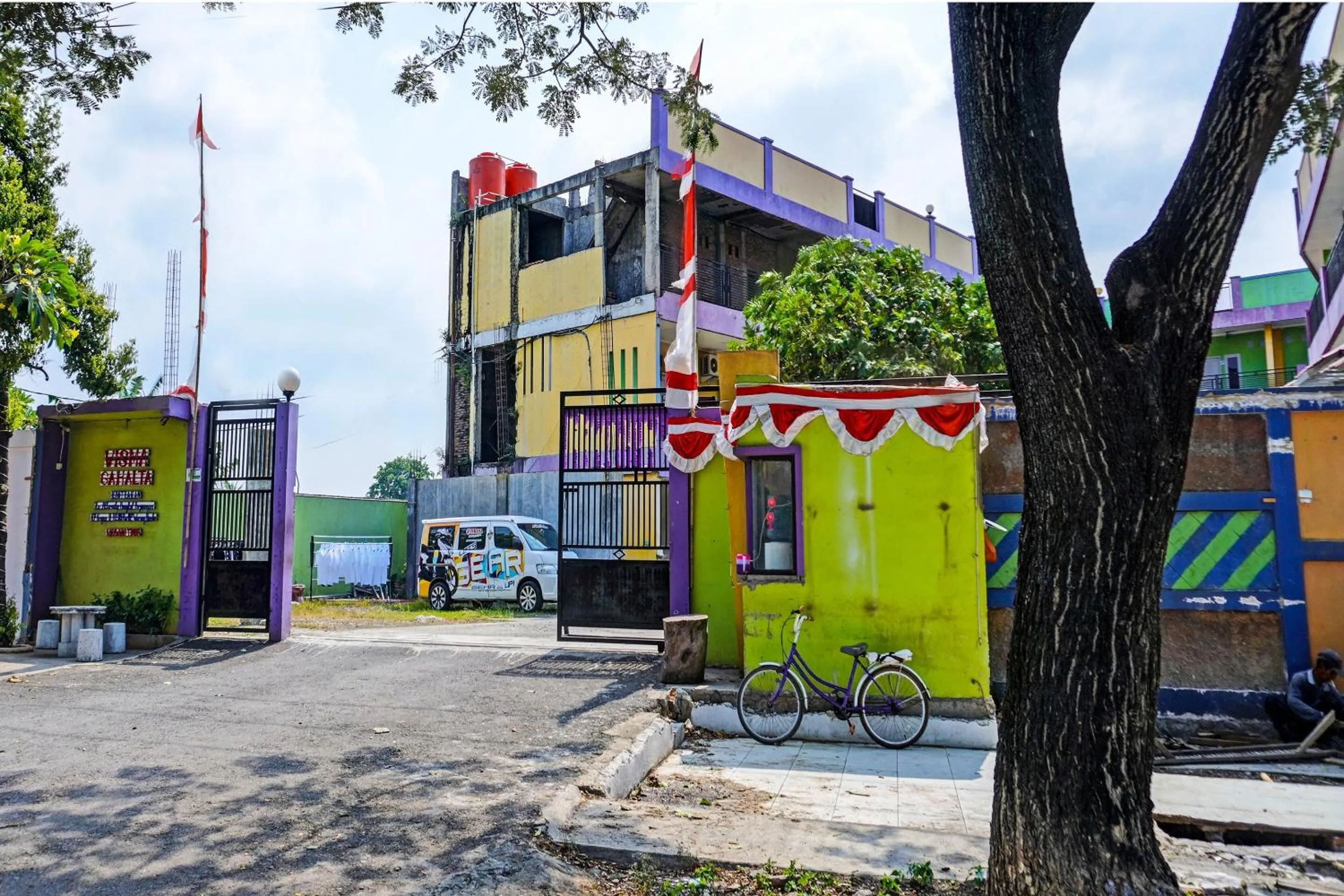 Facade/entrance in OYO 91796 Guest House Ghalta Syariah