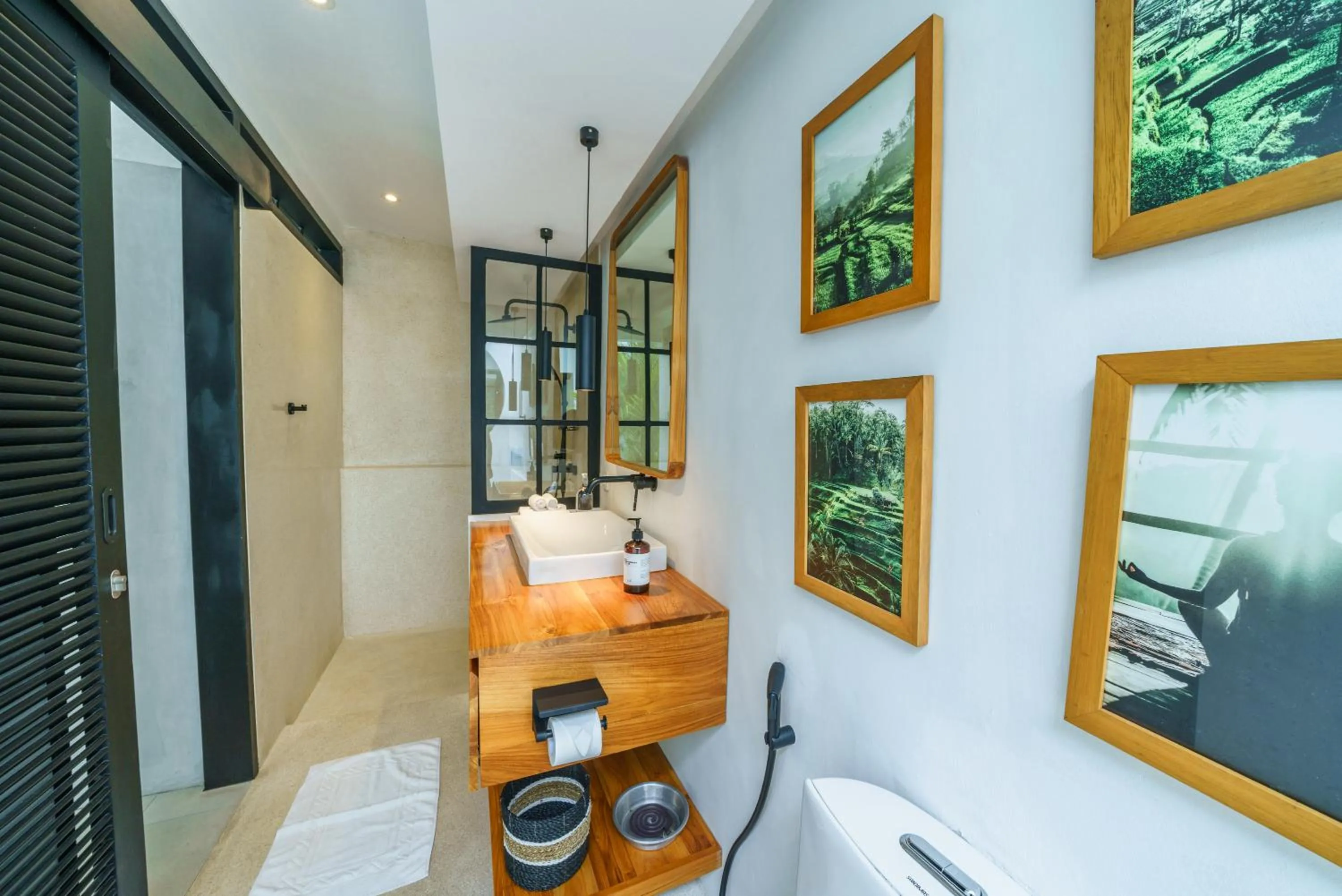 Bathroom in Villa Mellow - Lovely 2 bdr villa close to the beach in Canggu !