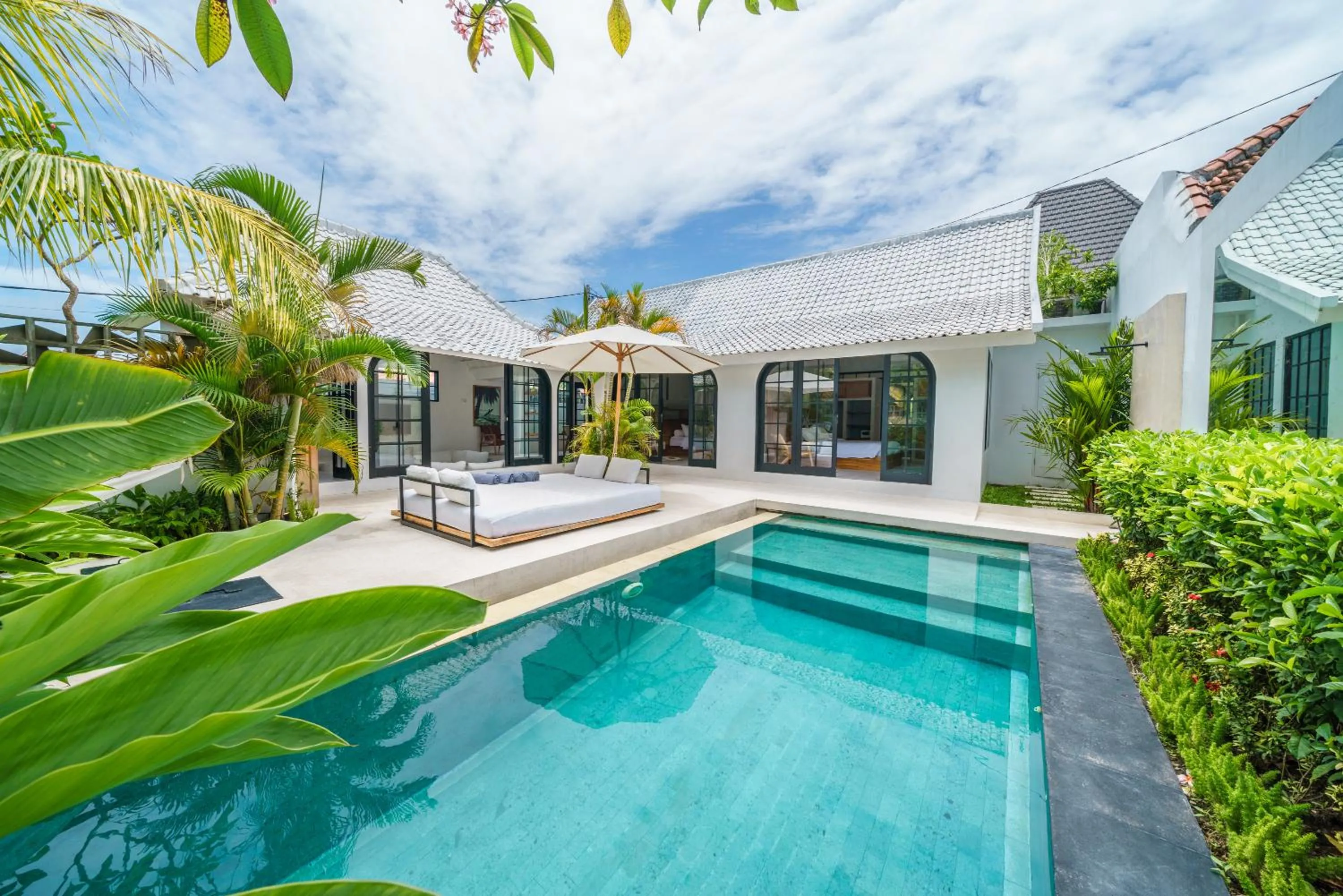 Property building in Villa Mellow - Lovely 2 bdr villa close to the beach in Canggu !