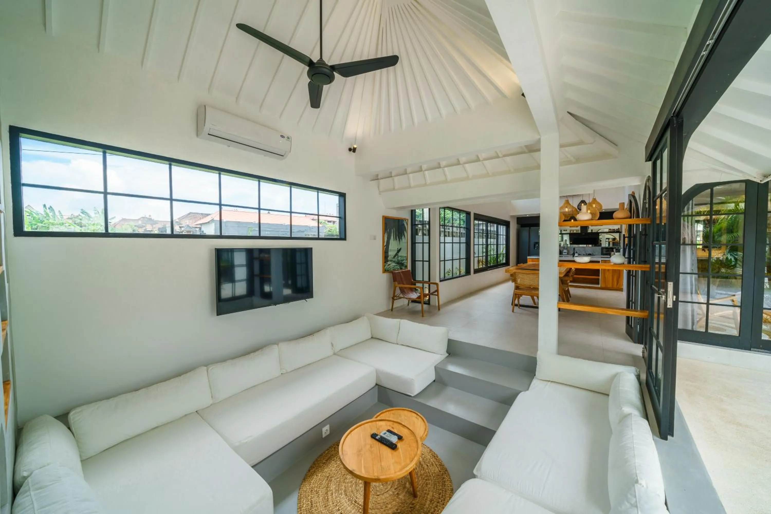 Communal lounge/ TV room in Villa Mellow - Lovely 2 bdr villa close to the beach in Canggu !
