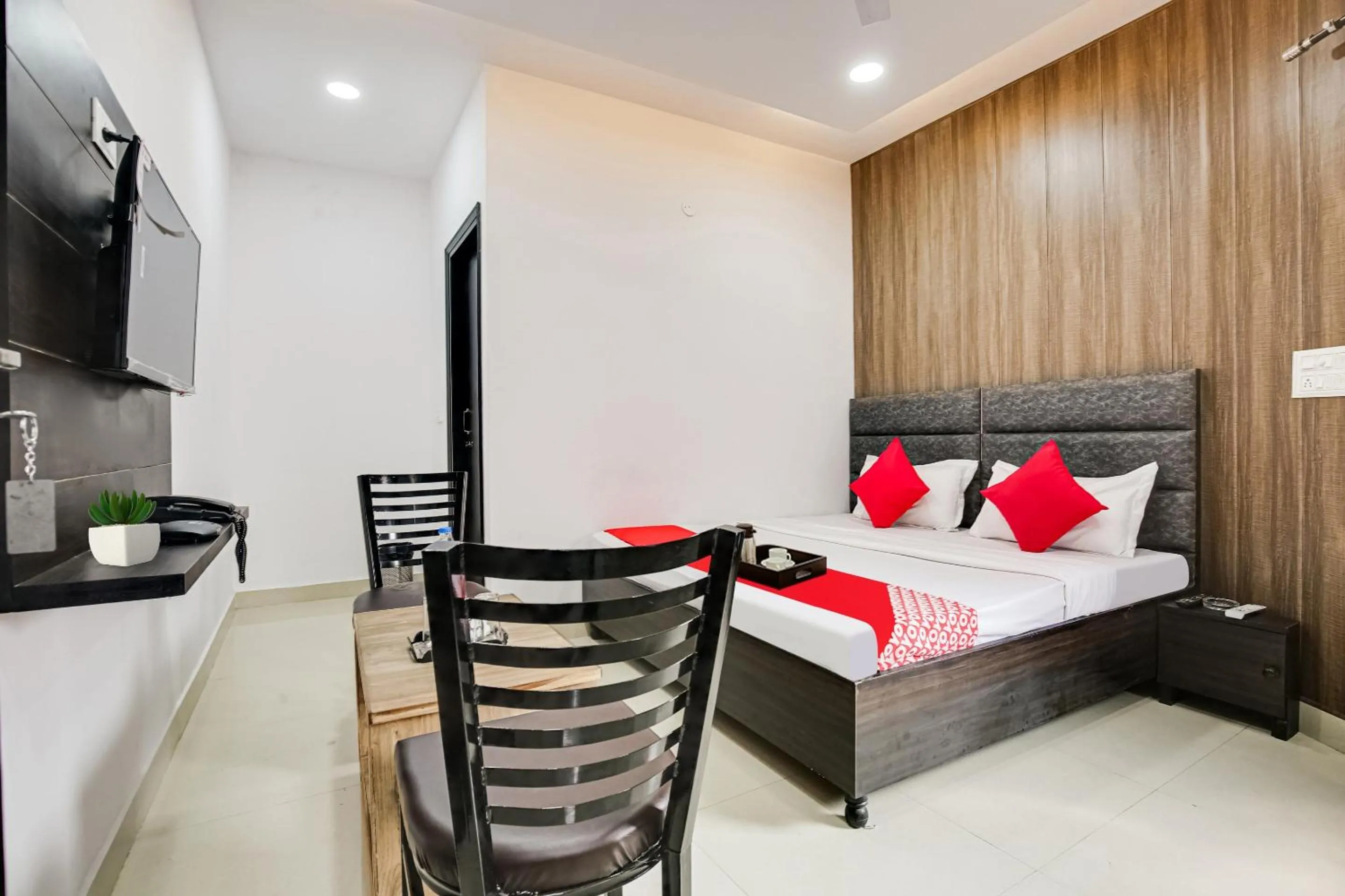 Bedroom, Bed in Hotel O City Stay