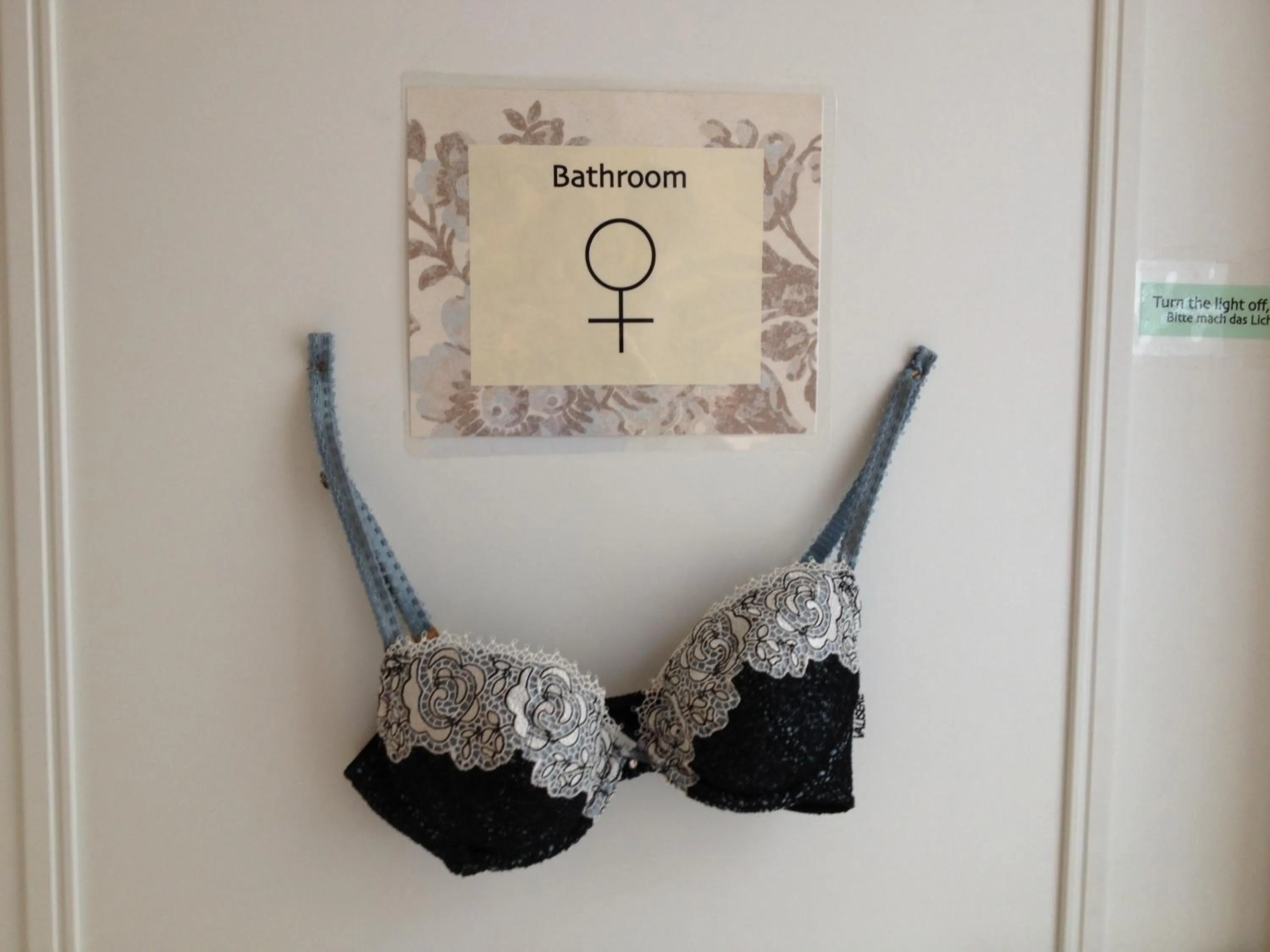 Decorative detail in Lotte - The Backpackers