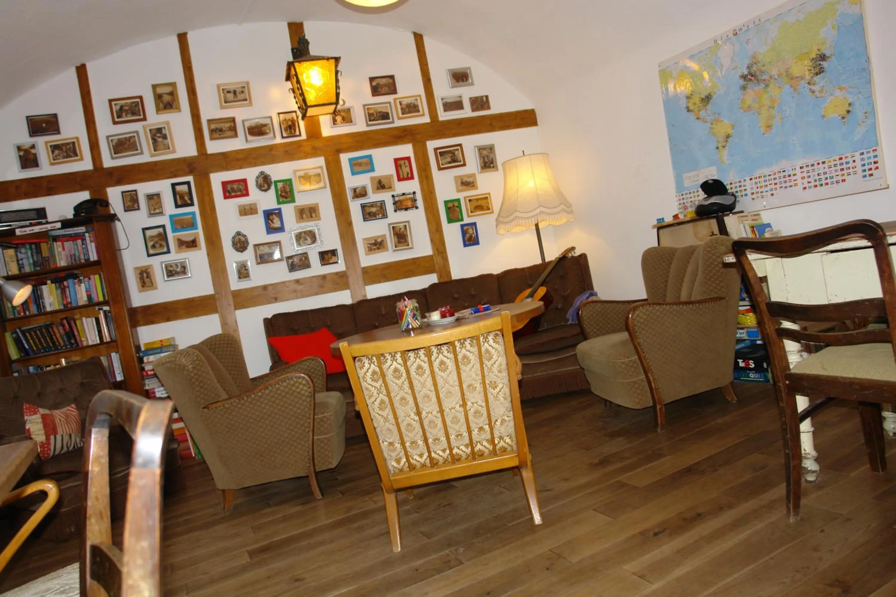 Communal lounge/ TV room in Lotte - The Backpackers