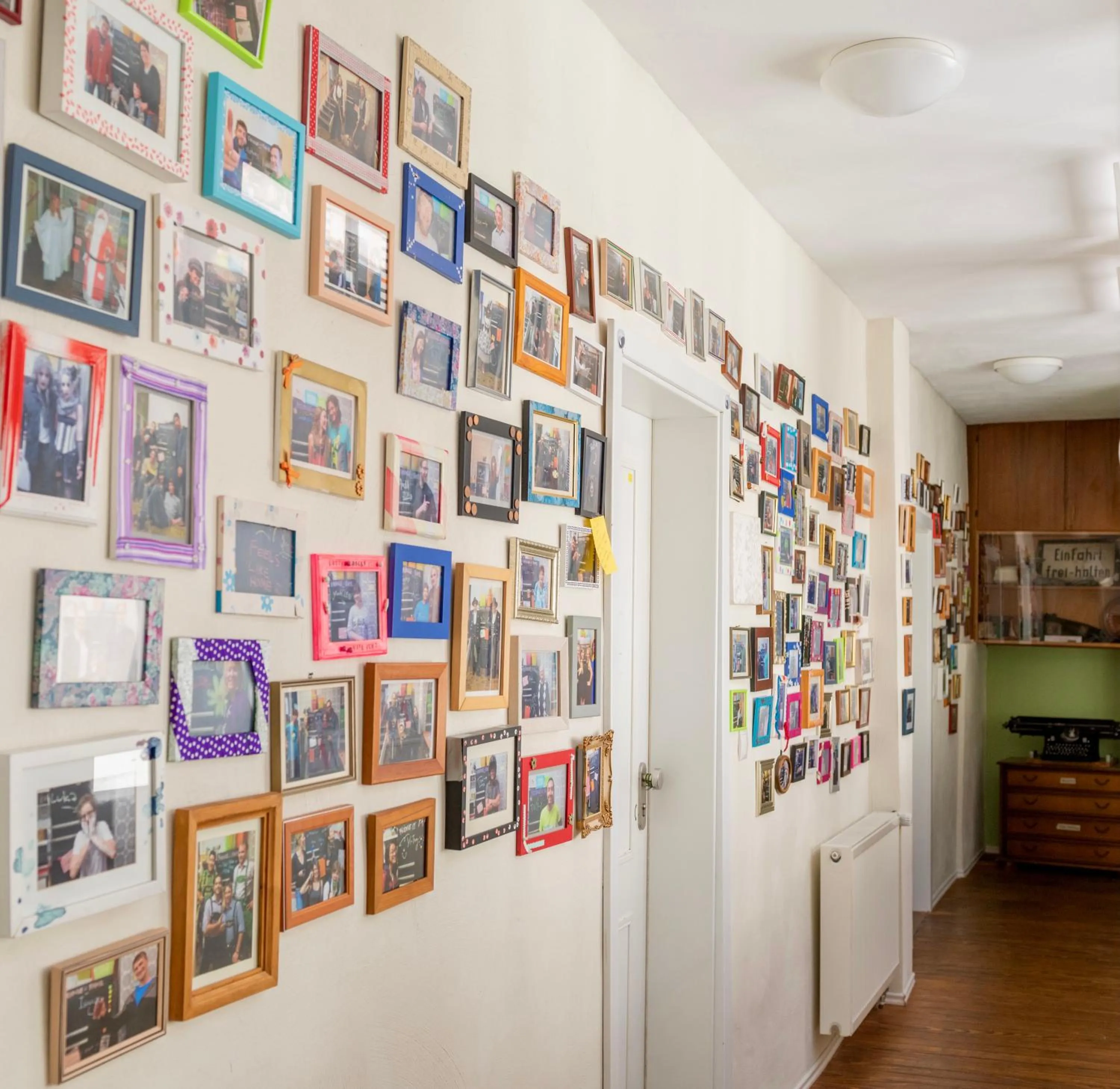 Decorative detail in Lotte - The Backpackers