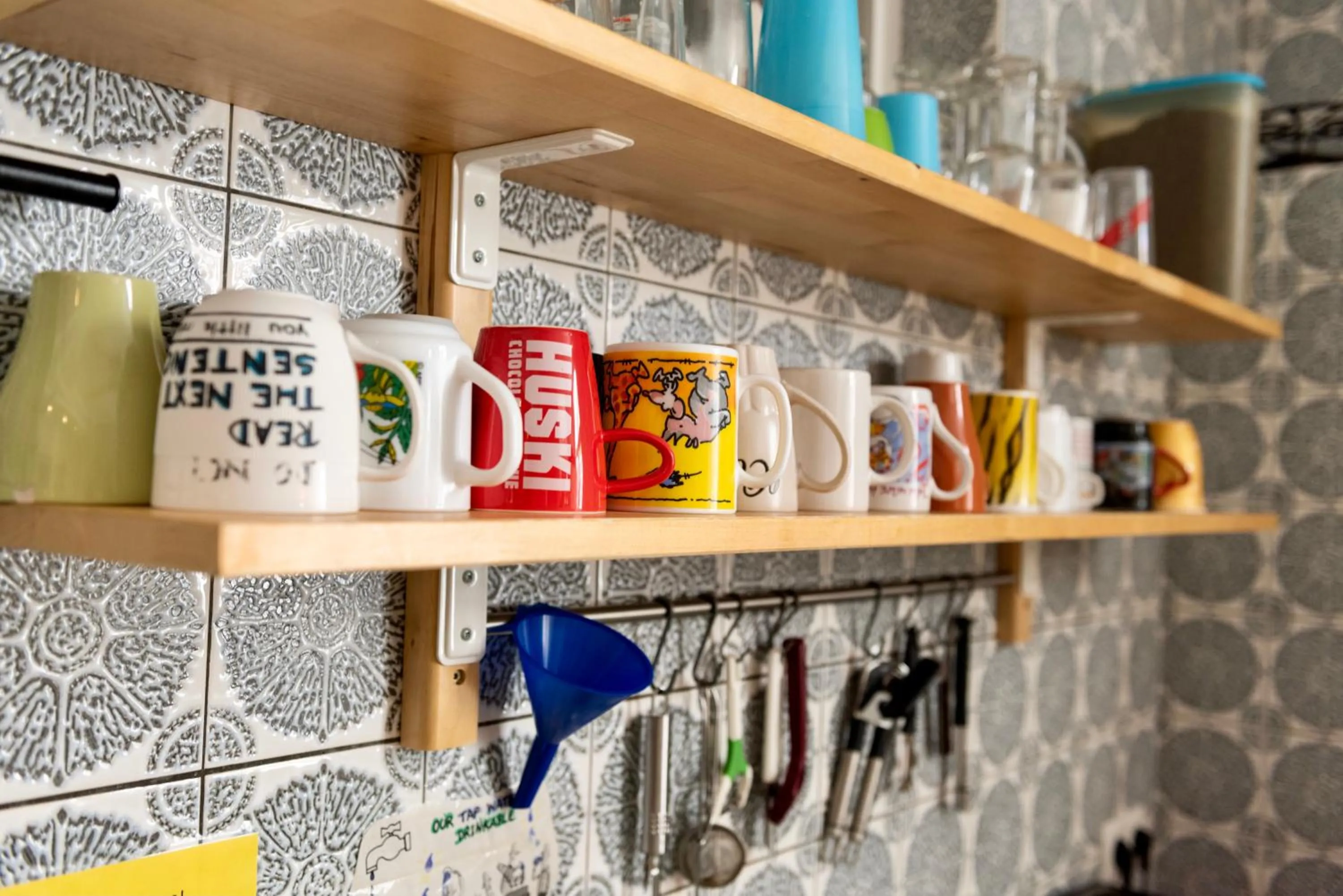 Communal kitchen in Lotte - The Backpackers