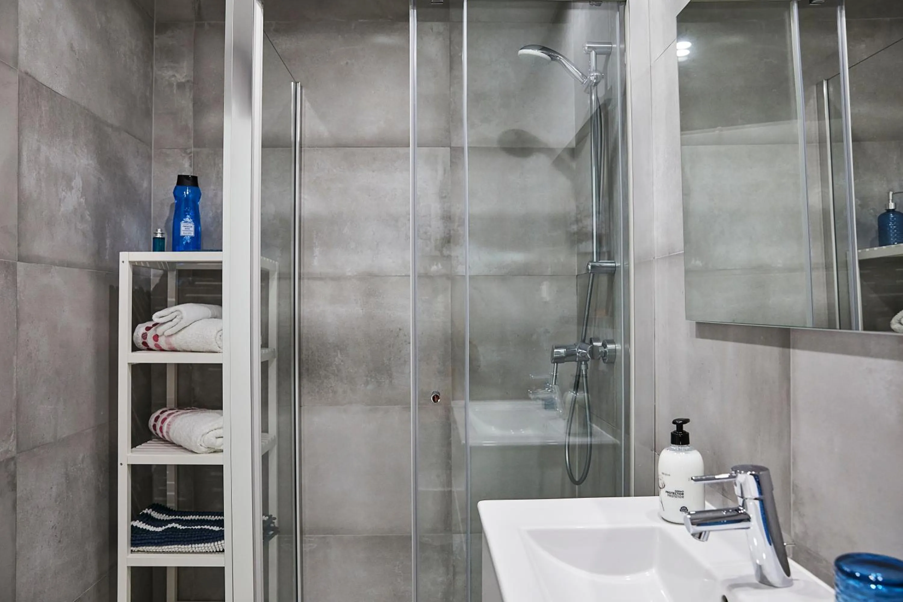Shower in Nice apartment near the beach - Monte Gordo