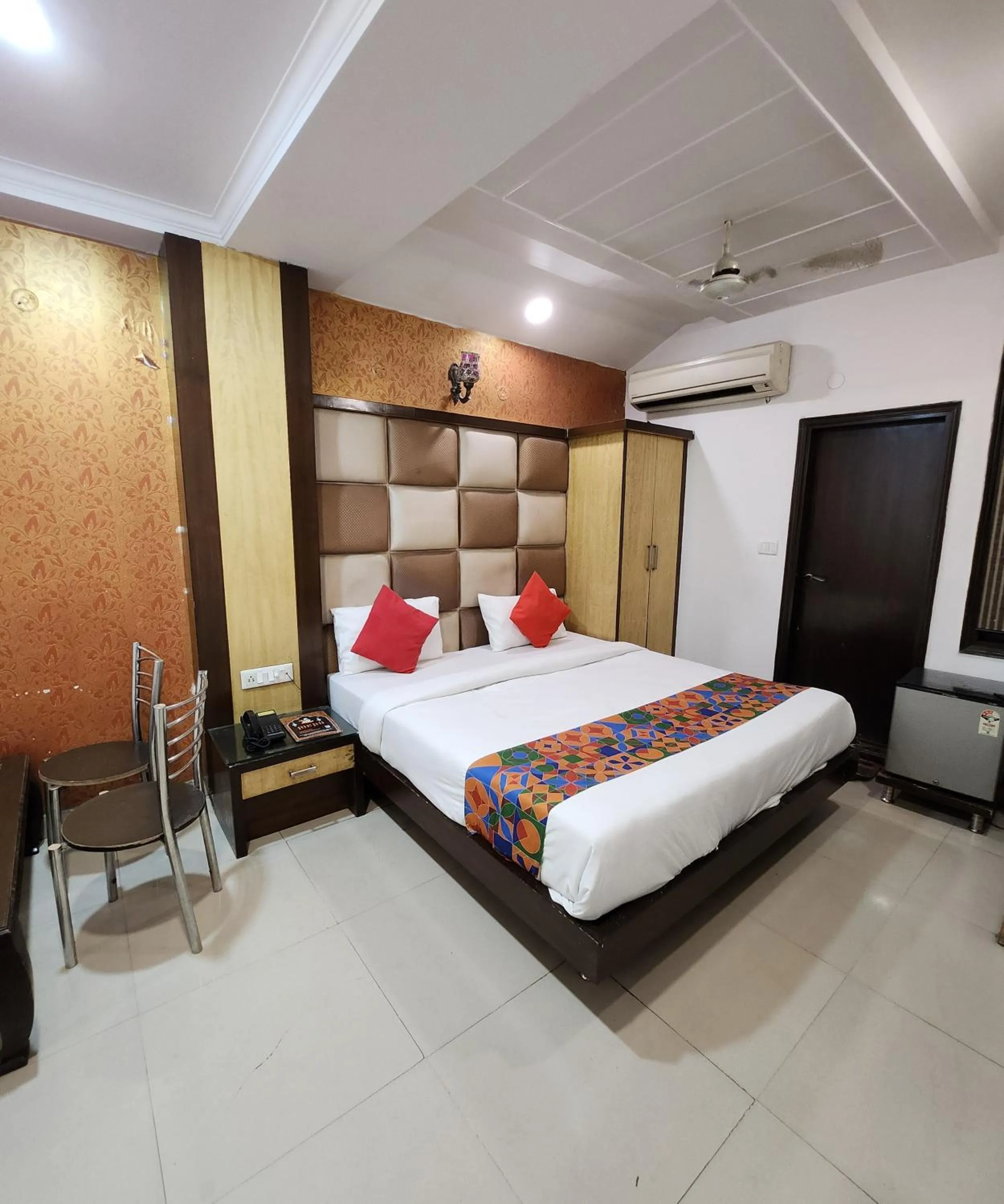 Bedroom in Hotel Delhi Heart at New Delhi Railway Station