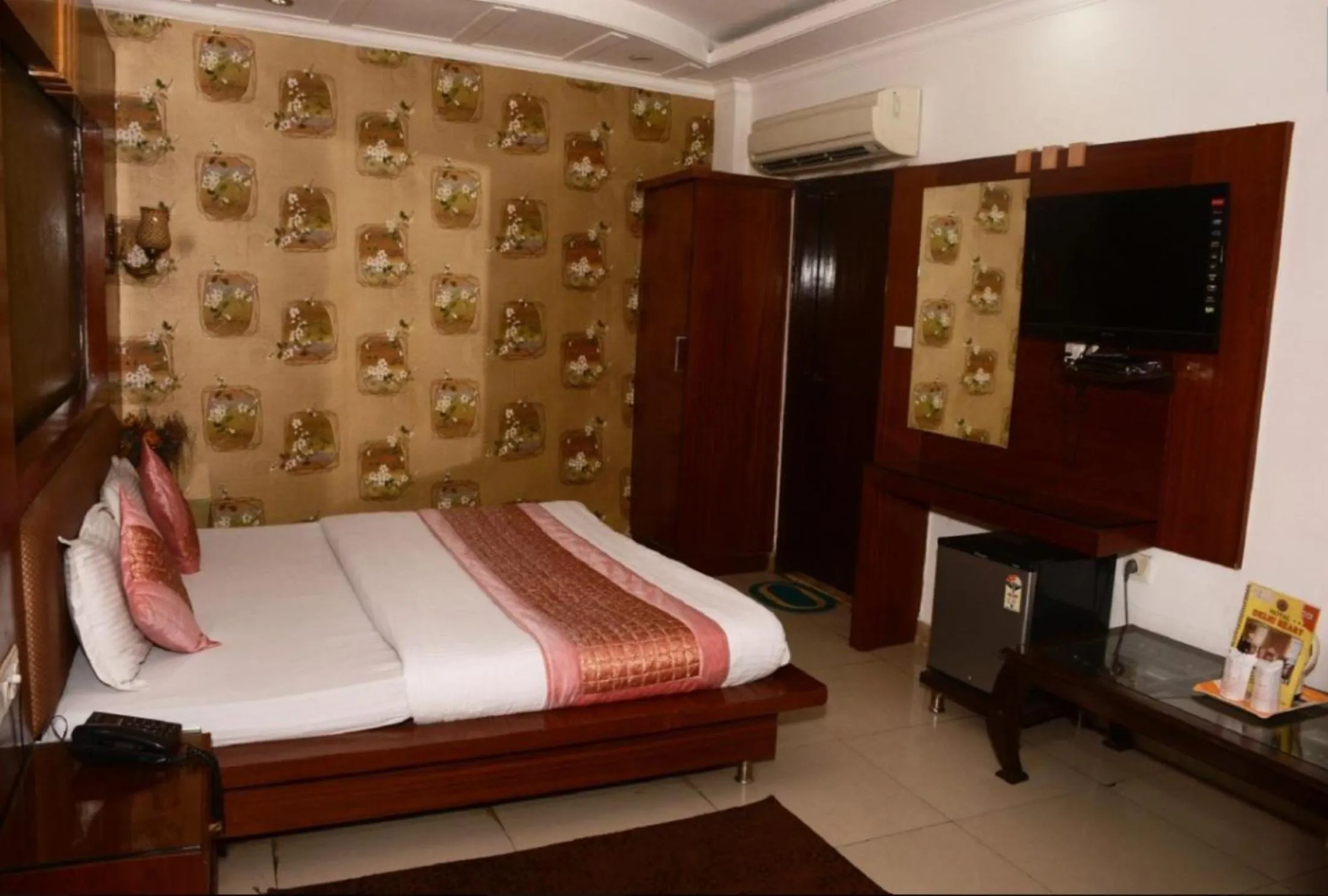 Bedroom in Hotel Delhi Heart at New Delhi Railway Station