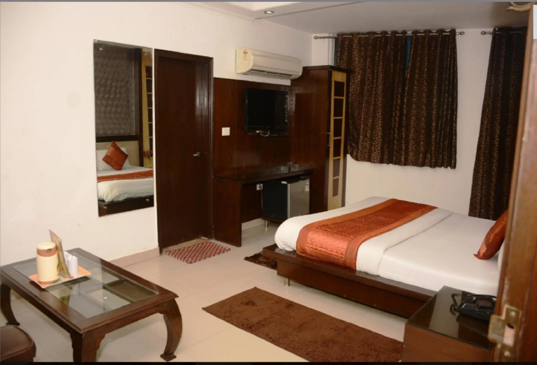 Bedroom in Hotel Delhi Heart at New Delhi Railway Station