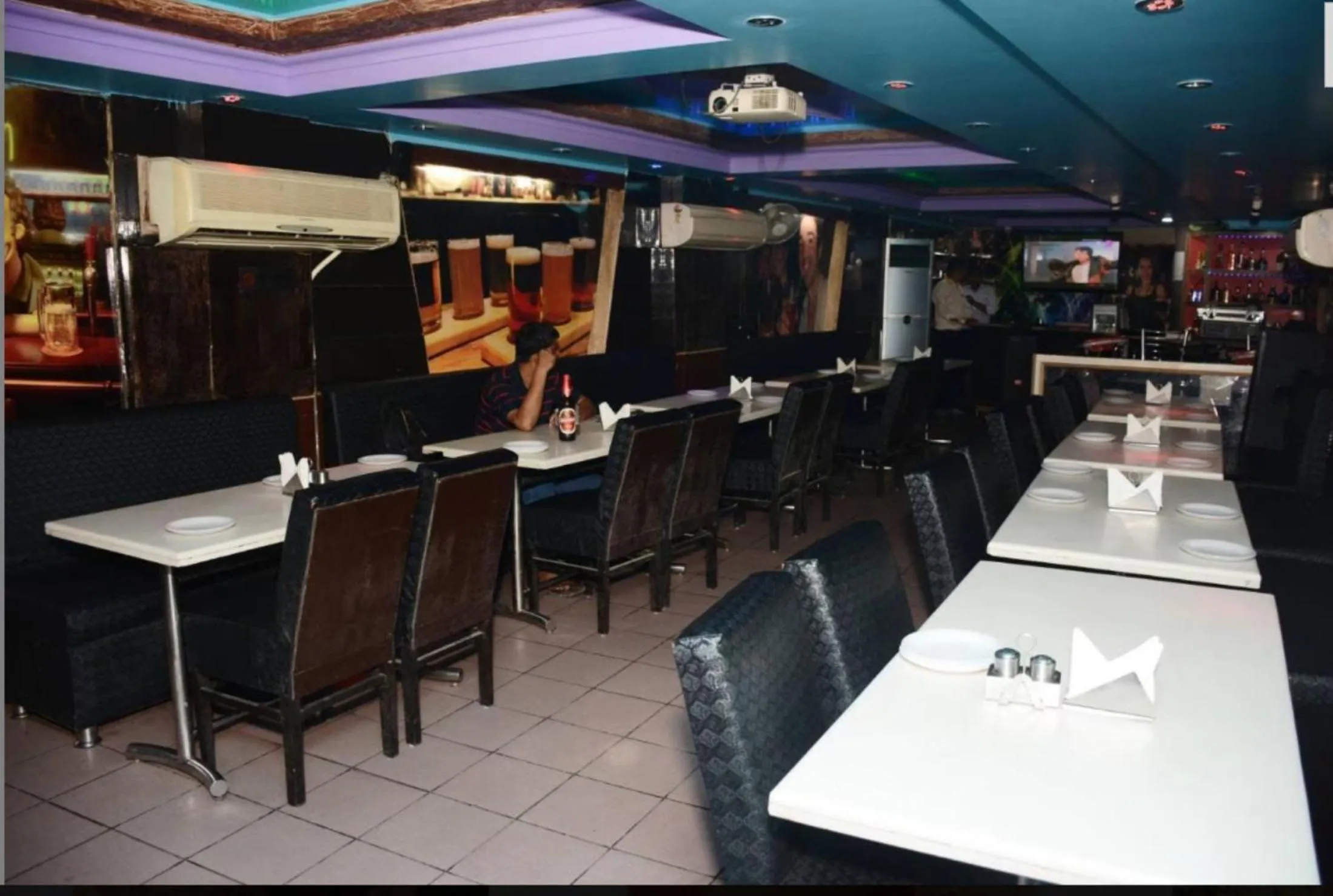 Restaurant/places to eat in Hotel Delhi Heart at New Delhi Railway Station
