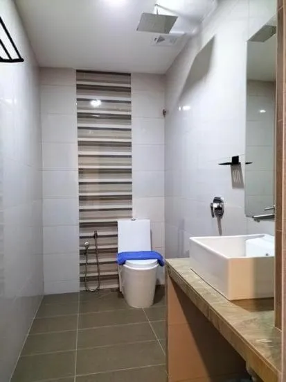 Shower in RNK BoutiQue HOTEL