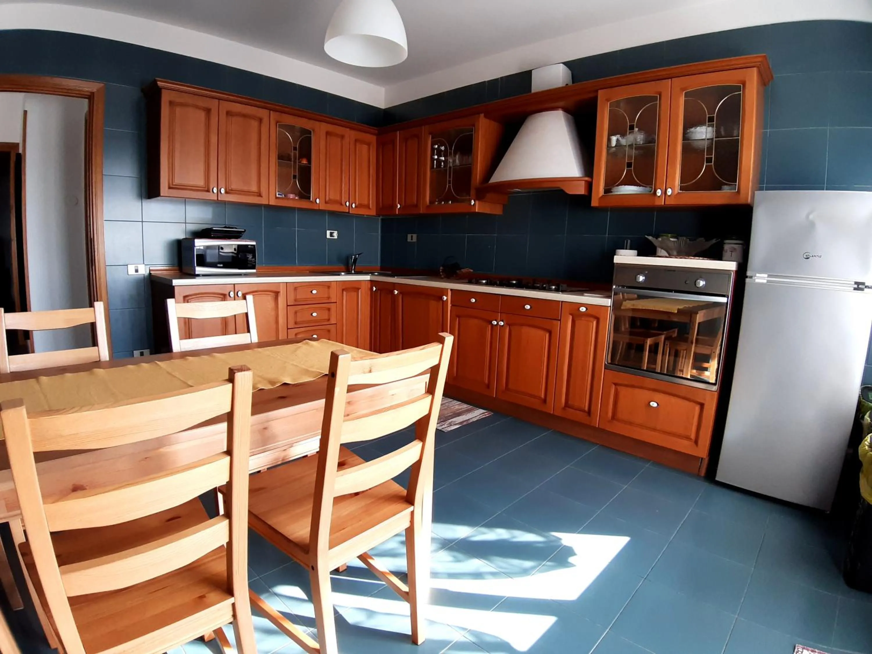 Kitchen or kitchenette in Spazioso appartamento sul lungomare di Nettuno