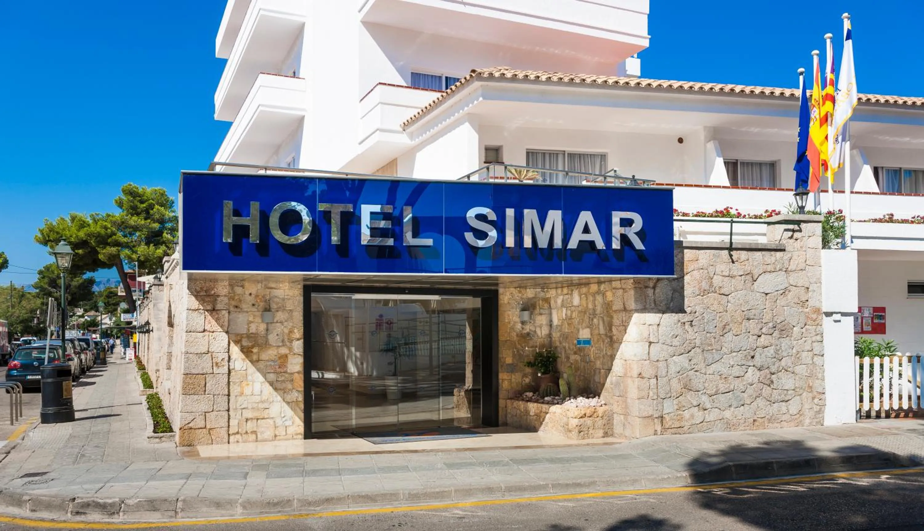 Facade/entrance in Globales Simar