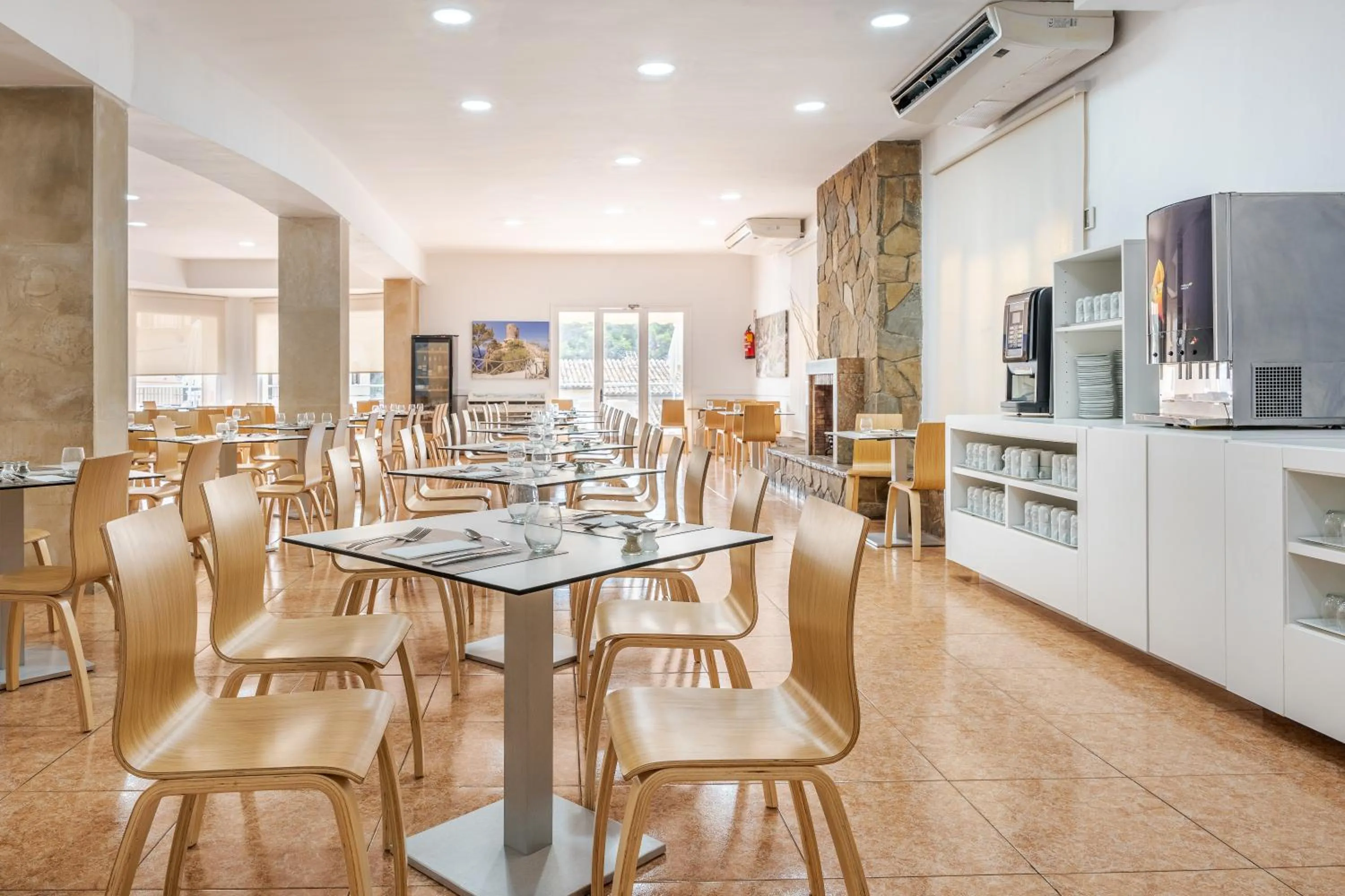 Dining area in Globales Simar