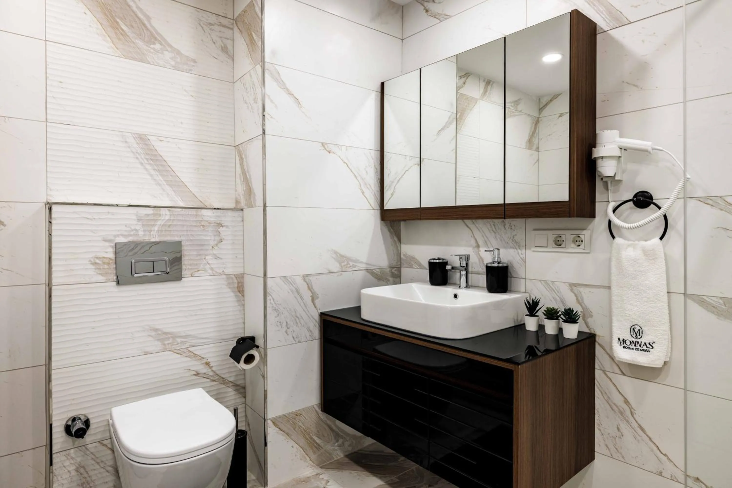 Shower in Monnas Suite