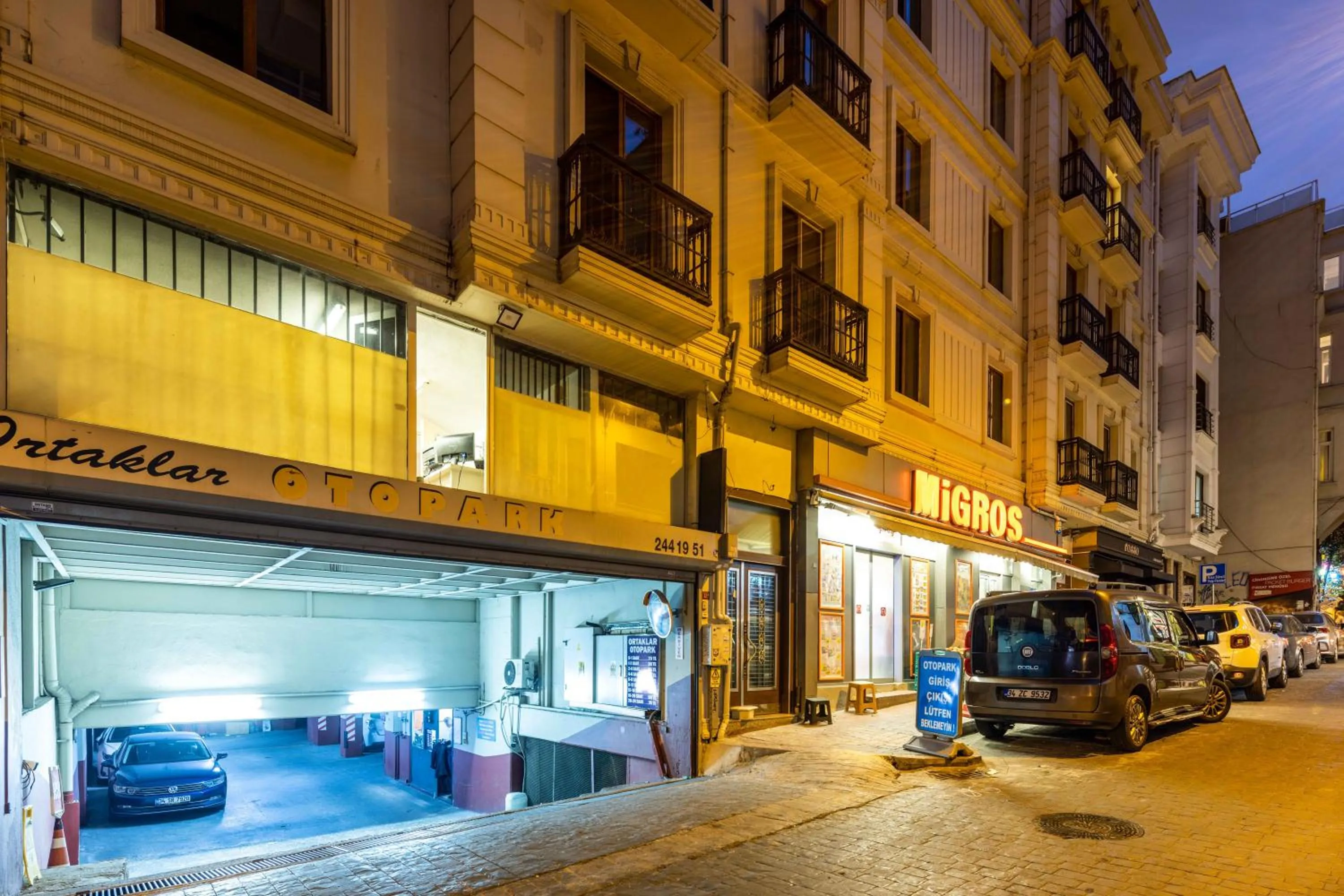 Street view in Monnas Suite