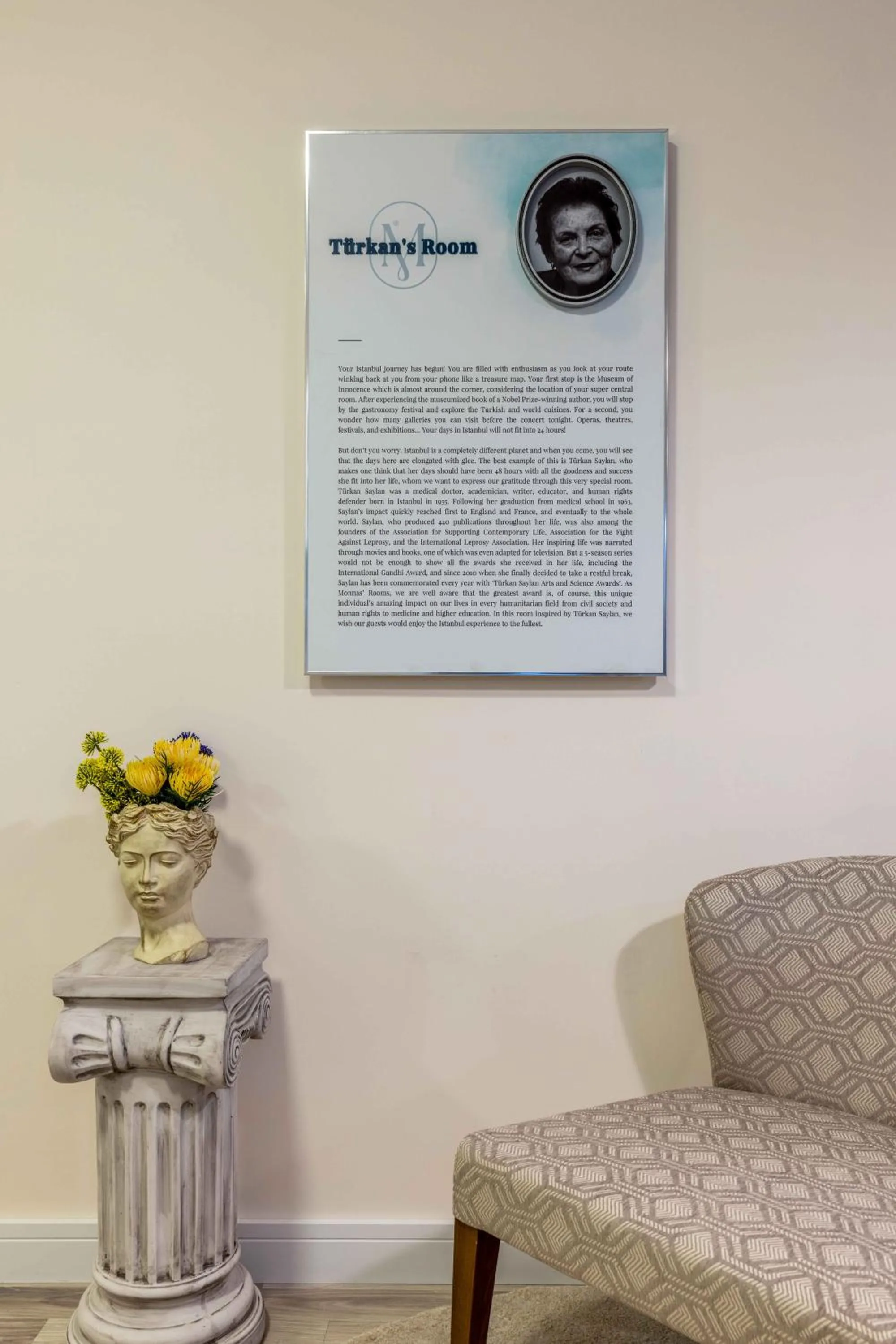 Seating area in Monnas Suite