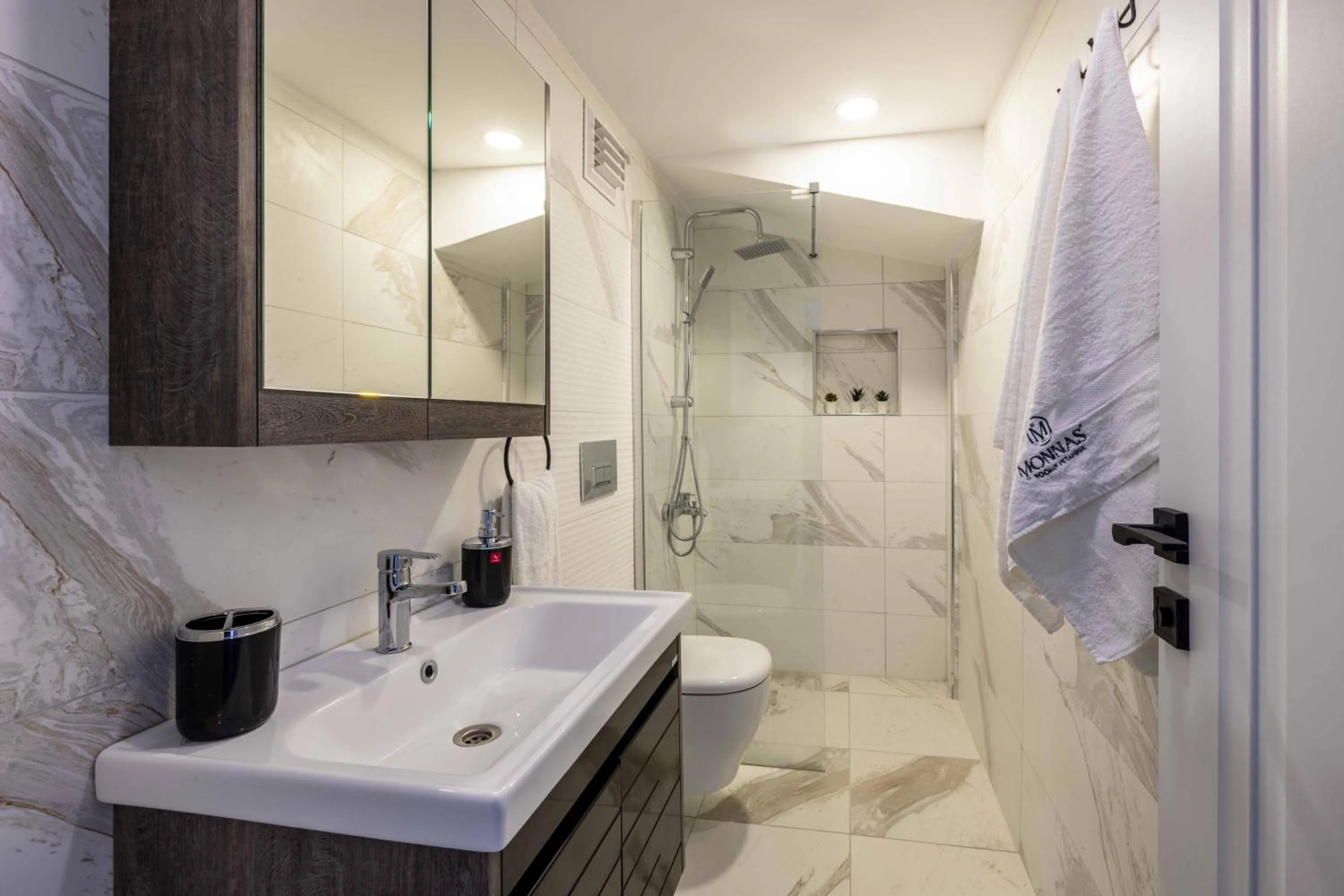 Shower in Monnas Suite