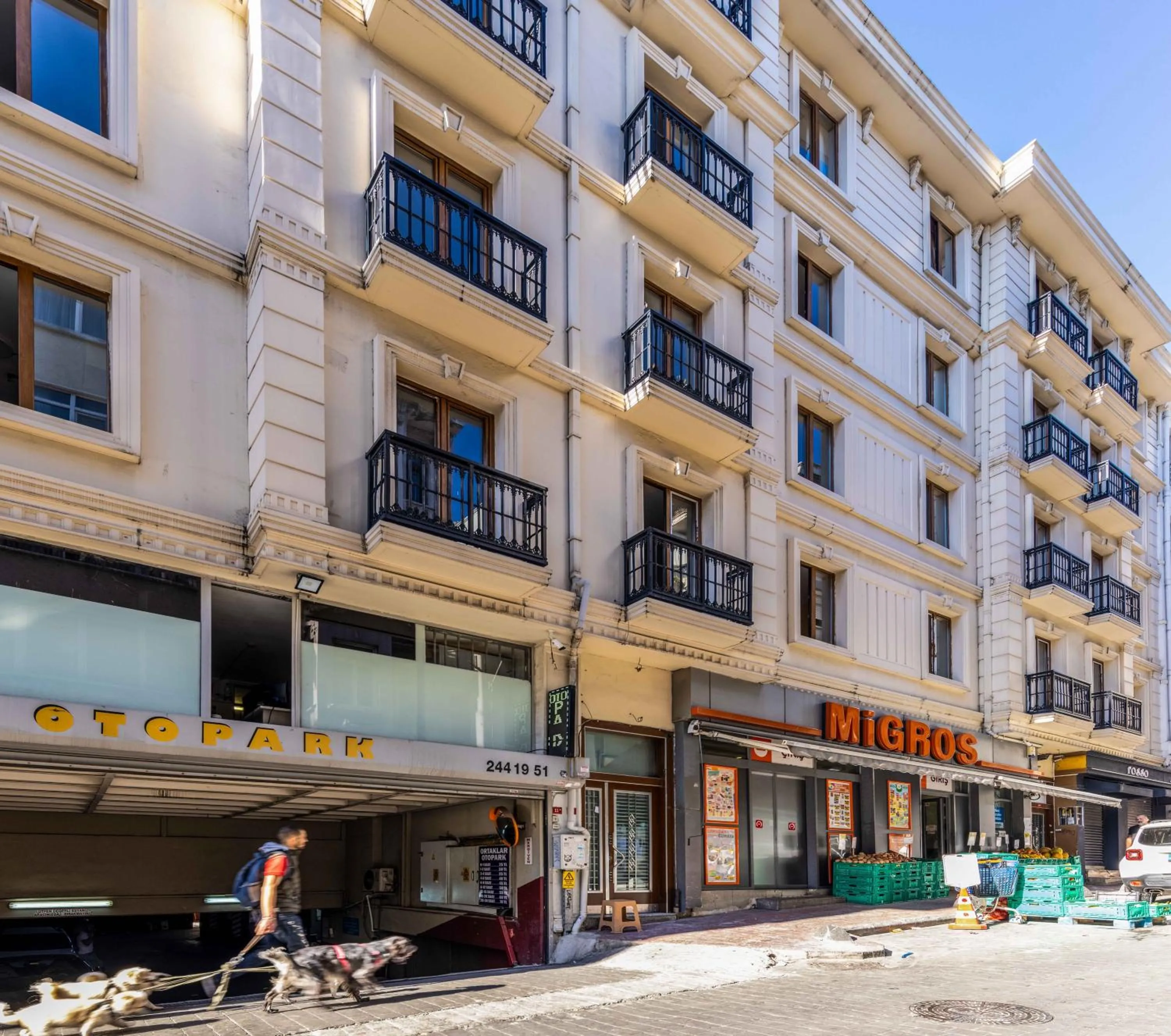 Property building in Monnas Suite