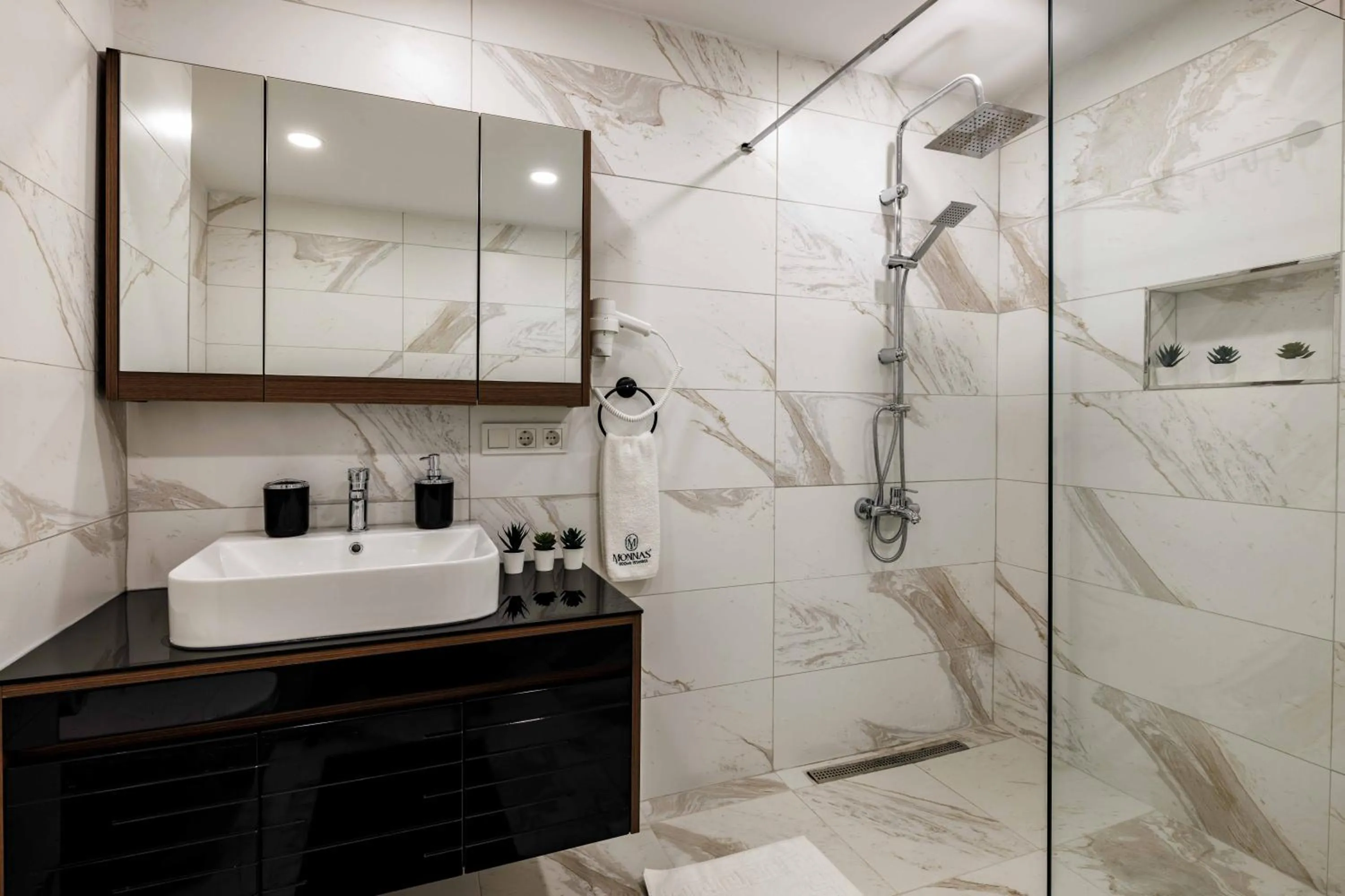 Shower in Monnas Suite