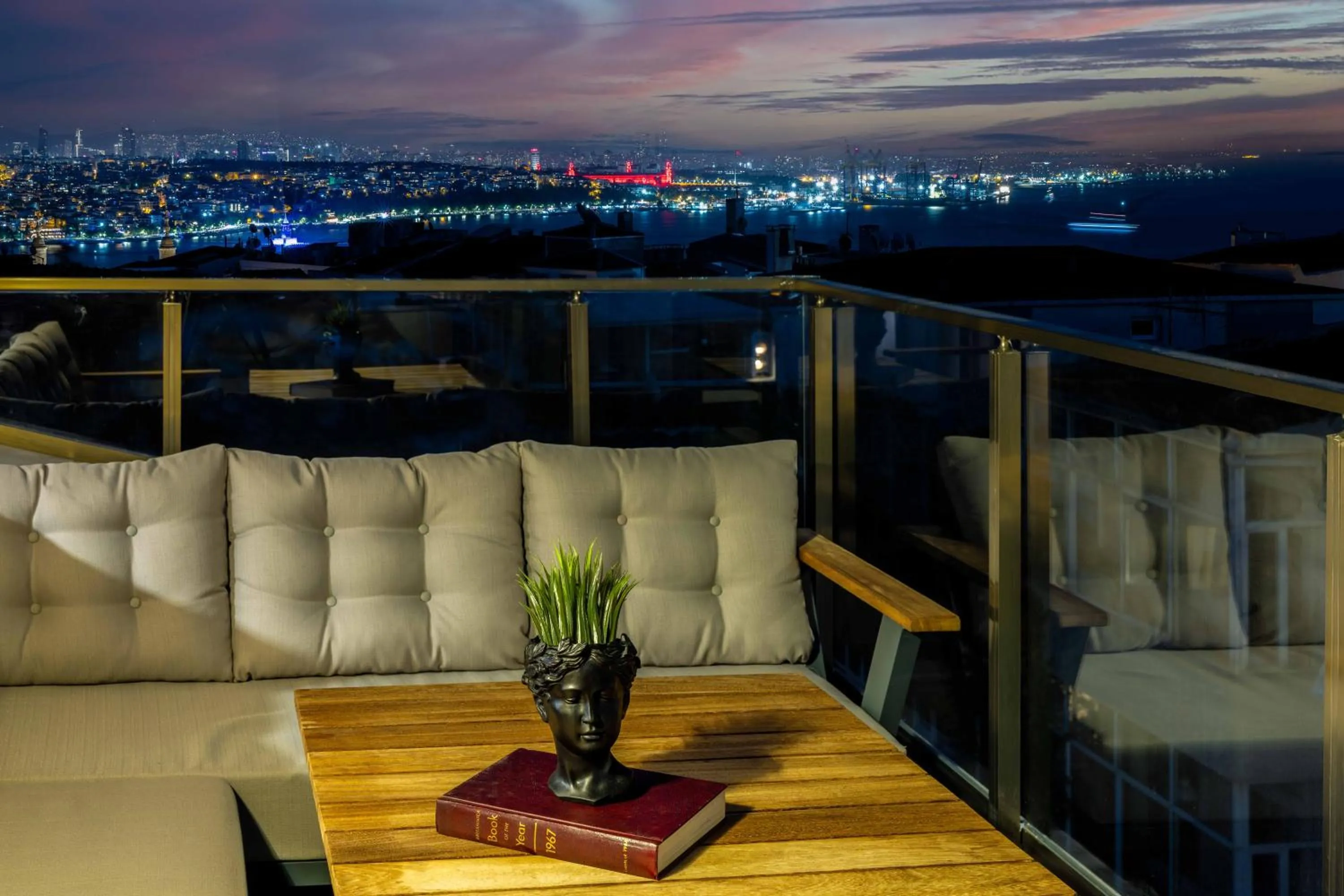 Night in Monnas Suite