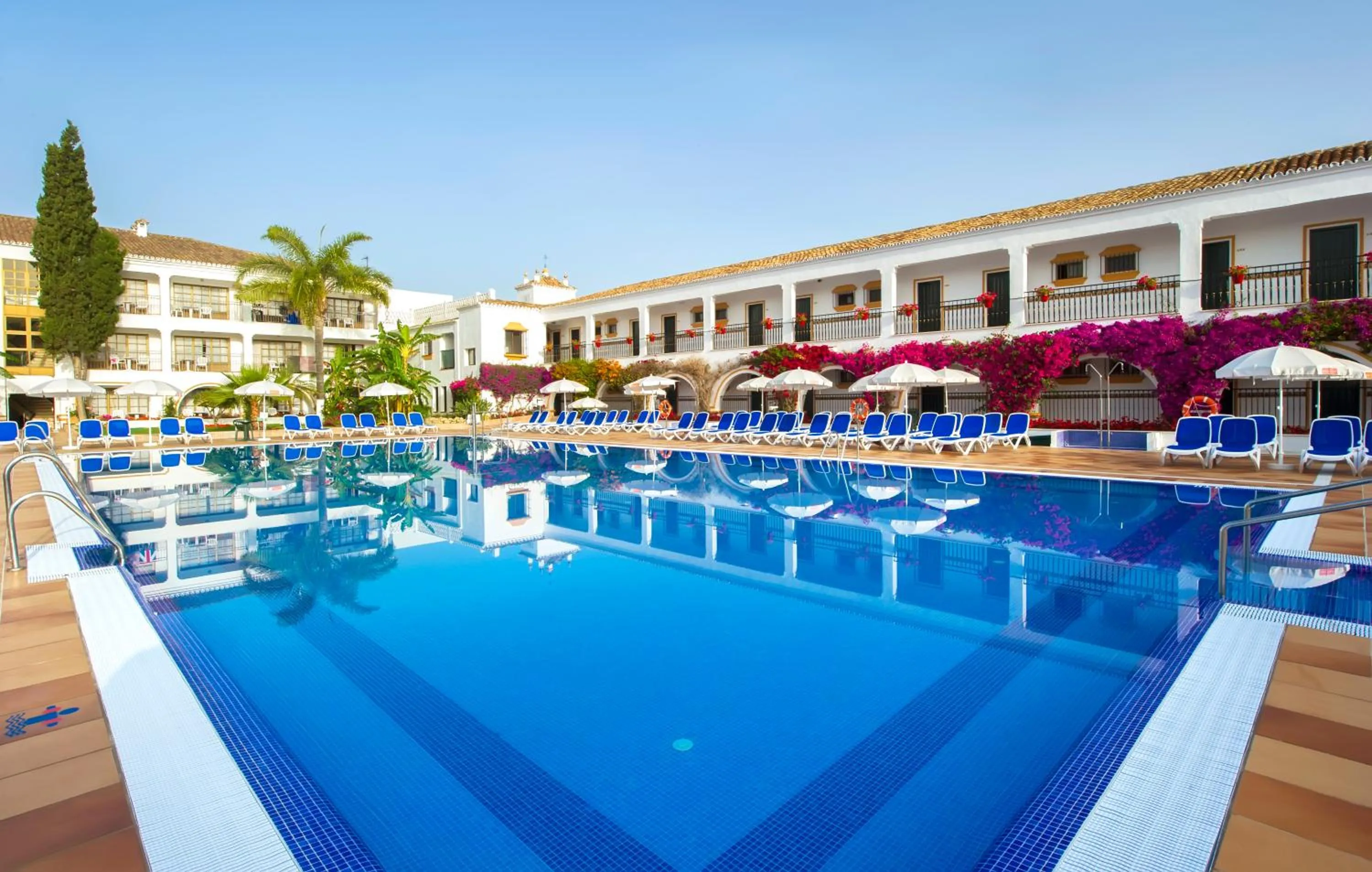 Swimming pool in Globales Cortijo Blanco