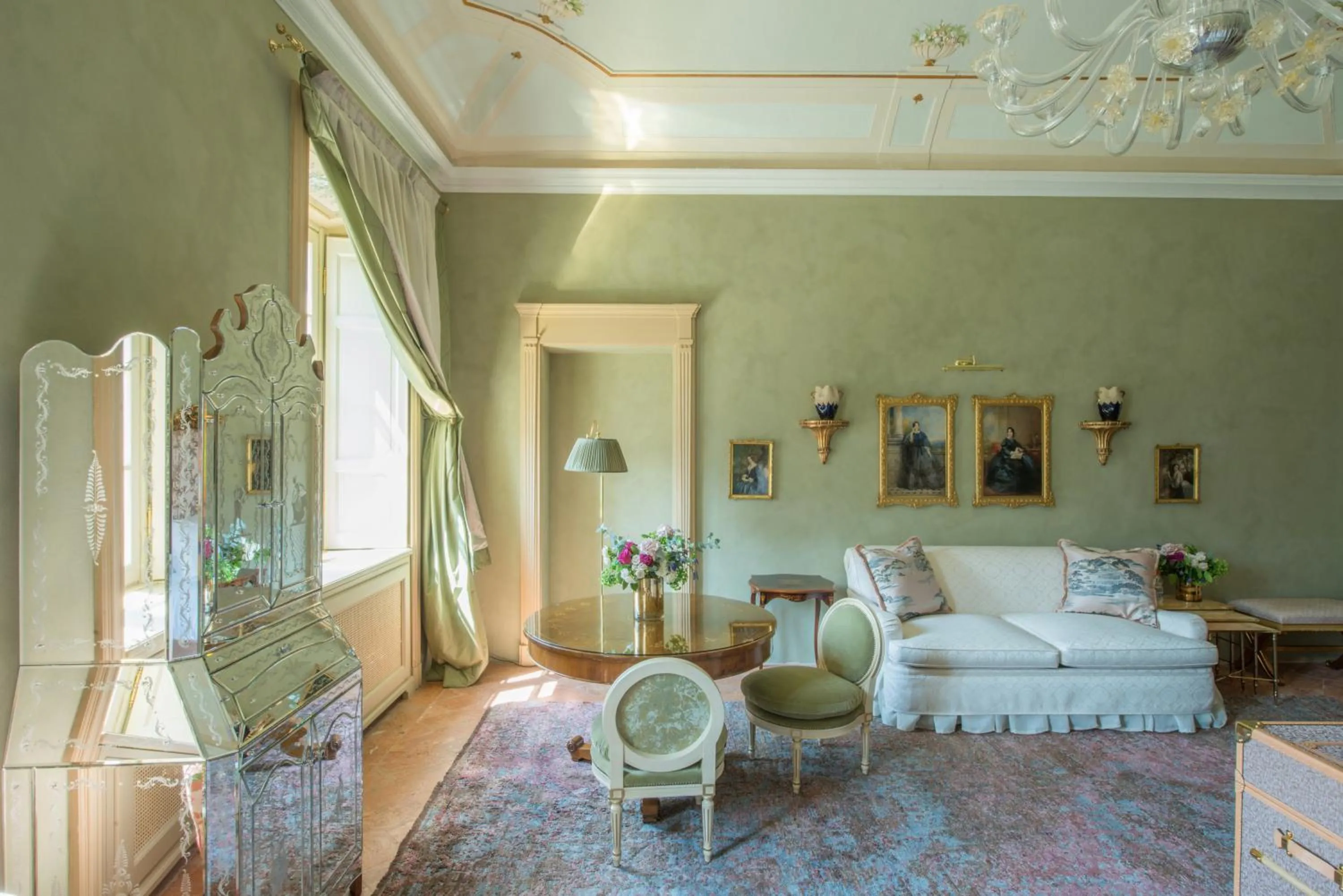 Seating area, Bed in Passalacqua