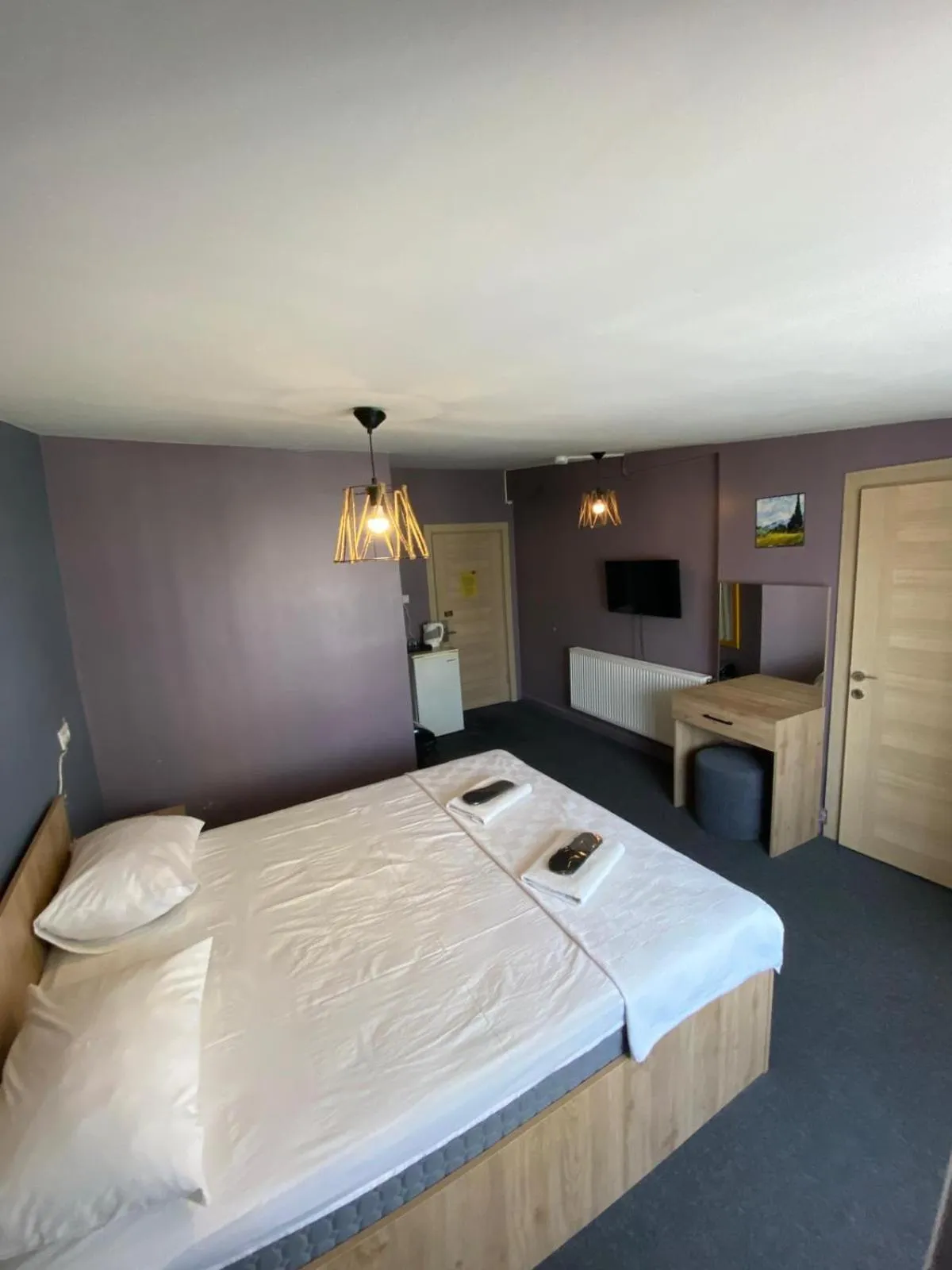 Communal lounge/ TV room, Bed in Retro Suites